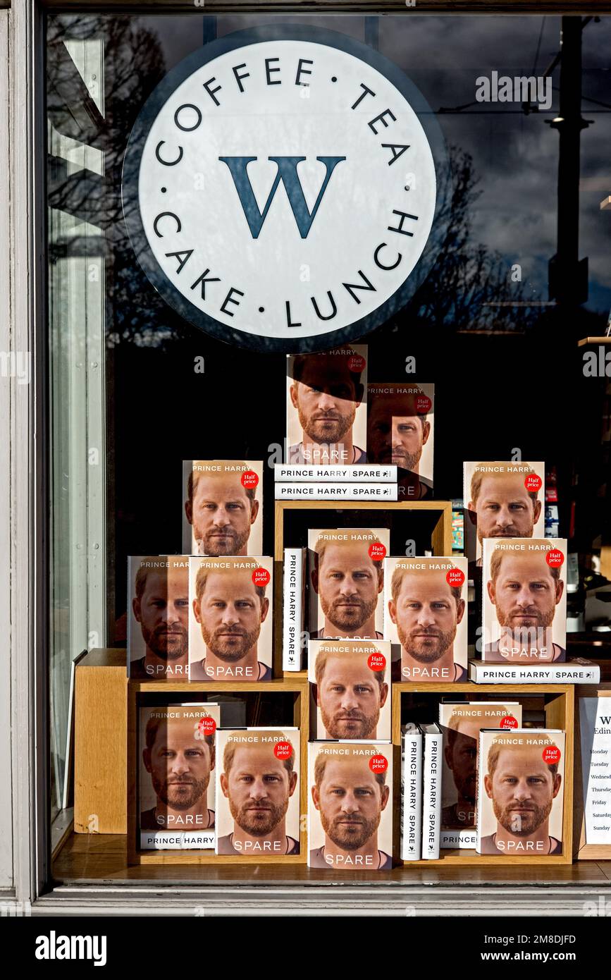 Copies du livre du Prince Harry 'Spare' exposé dans la librairie de Waterstone sur Princes Street, Édimbourg, Écosse, Royaume-Uni. Banque D'Images