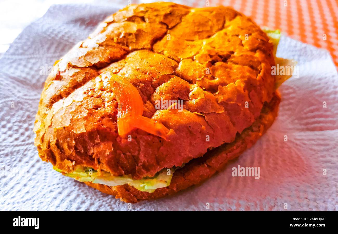 Plats mexicains typiques Tortas Tacos Empanadas tortillas et tamales à El Cafecito à Zicatela Puerto Escondido Oaxaca Mexique. Banque D'Images