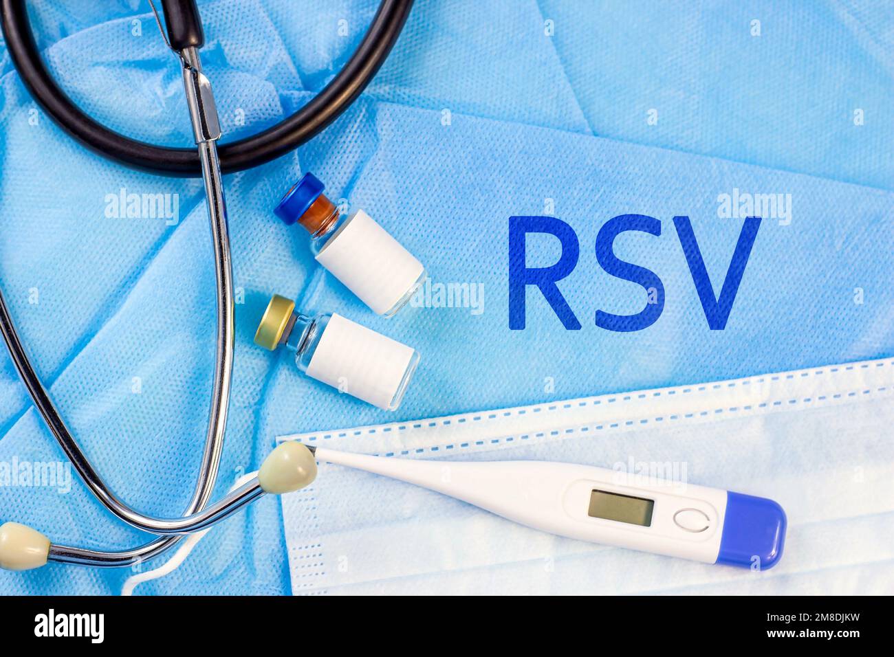 Lettres RSV avec différents équipements médicaux mis de côté sur fond bleu clair. Concept de la maladie respiratoire syncytiale du virus. Banque D'Images