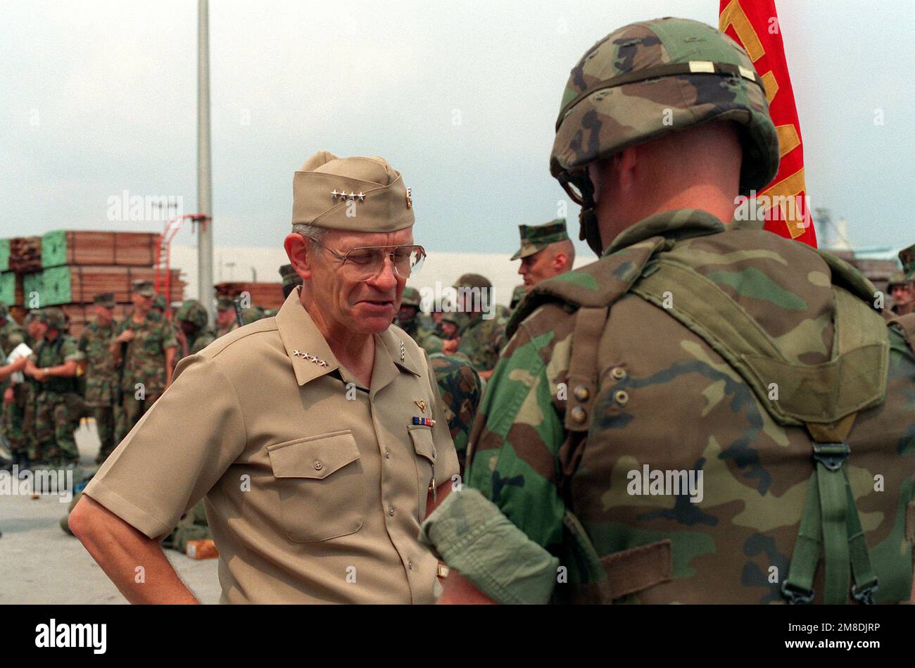 Leon A. Edney, commandant en chef, États-Unis Commandement de l'Atlantique, parle avec un membre de la Brigade expéditionnaire maritime de 4th (BVM de 4th). La brigade se déploie en Arabie Saoudite pour l'opération Desert Shield. Sujet opération/série: DESERT SHIELD base: Morehead City État: Caroline du Nord (NC) pays: États-Unis d'Amérique (USA) Banque D'Images