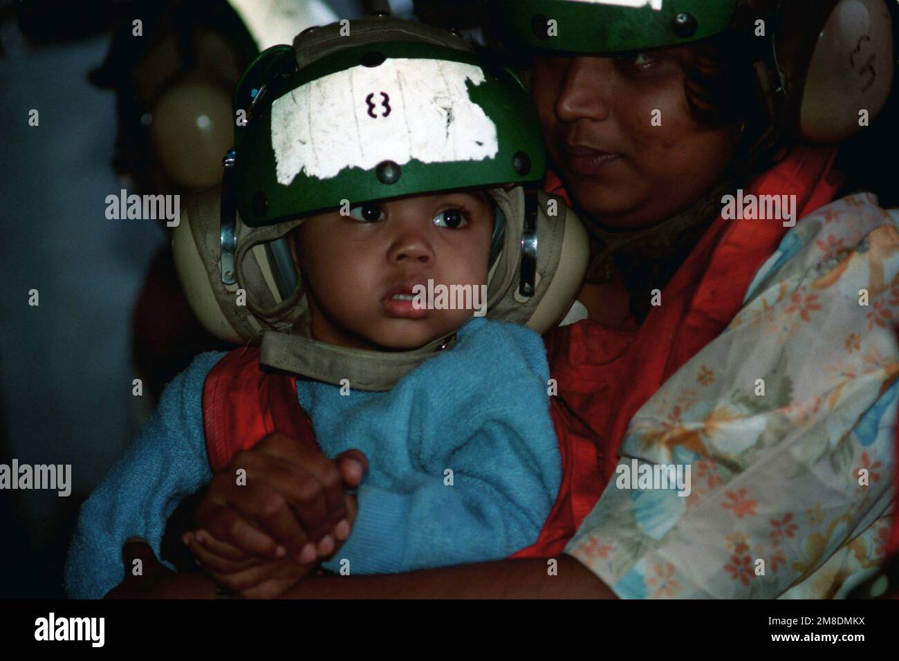 Une femme et un enfant fuyant la guerre civile au Libéria attendent d'être évacués à bord d'un hélicoptère du corps des Marines sur le terrain des États-Unis Ambassade pendant l'opération Sharp Edge. Après le traitement à bord d'un des navires d'un groupe amphibie prêt à monter à la station au large de la côte libérienne, les évacués sont transportés en Sierra Leone. Le groupe READY aide également à évacuer les civils pris dans la guerre civile au Libéria. Objet opération/série : BASE SHARP EDGE : Monrovia pays : Libéria (LBR) Banque D'Images Une femme et un enfant fuyant la guerre civile au Libéria attendent d'être évacués à bord d'un hélicoptère du corps des Marines sur le terrain des États-Unis Ambassade pendant l'opération Sharp Edge. Après le traitement à bord d'un des navires d'un groupe amphibie prêt à monter à la station au large de la côte libérienne, les évacués sont transportés en Sierra Leone. Le groupe READY aide également à évacuer les civils pris dans la guerre civile au Libéria. Objet opération/série : BASE SHARP EDGE : Monrovia pays : Libéria (LBR) Banque D'Images