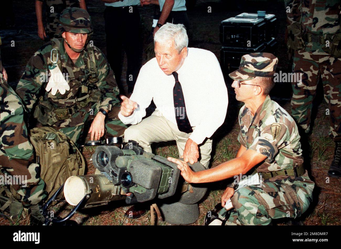 Le secrétaire de l'armée Michael P.W. Stone regarde une arme antichar M-47 Dragon medium en visitant les soldats du 1st BN., 18th Inf., 197th Inf. BDE., avant leur déploiement en Arabie Saoudite pour l'opération Desert Shield. LT. COLONNE Richard L. Stoter, commandant du bataillon, est à gauche. Objet opération/série: DESERT SHIELD base: Fort Stewart État: Georgia(GA) pays: États-Unis d'Amérique (USA) Banque D'Images Le secrétaire de l'armée Michael P.W. Stone regarde une arme antichar M-47 Dragon medium en visitant les soldats du 1st BN., 18th Inf., 197th Inf. BDE., avant leur déploiement en Arabie Saoudite pour l'opération Desert Shield. LT. COLONNE Richard L. Stoter, commandant du bataillon, est à gauche. Objet opération/série: DESERT SHIELD base: Fort Stewart État: Georgia(GA) pays: États-Unis d'Amérique (USA) Banque D'Images