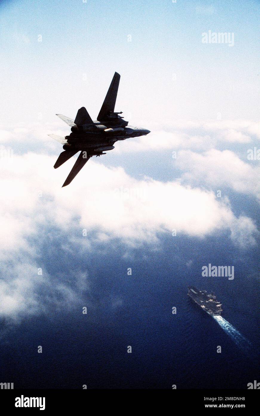 A Fighter Squadron 32 (VF32) F14A Tomcat s'attache au porteavions