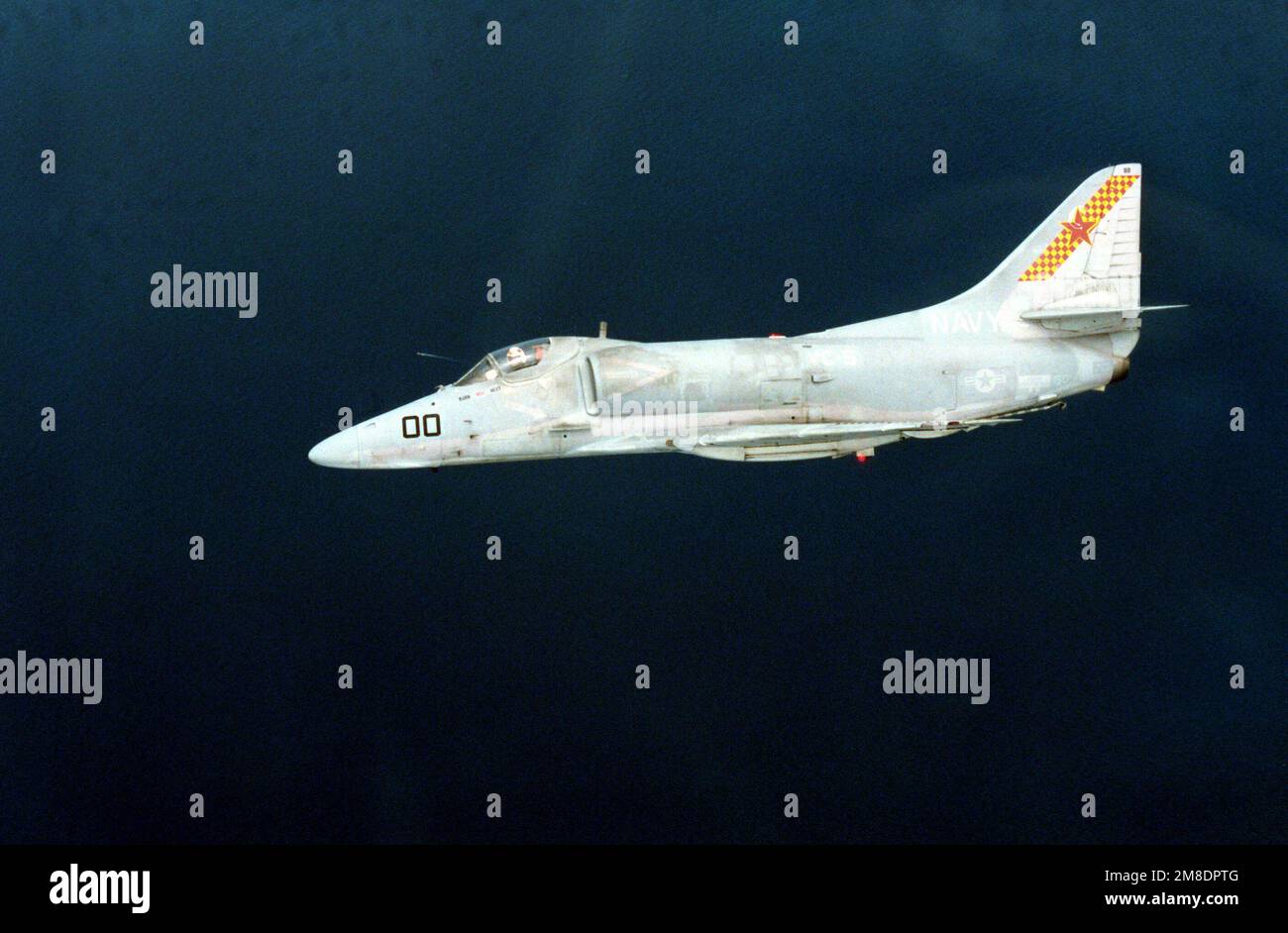 Vue aérienne à gauche d'un aéronef composite de la flotte 5 (VC-5) A-4E Skyhawk pendant l'exercice THALAY THAI '89. Sujet opération/série: THALAY THAI '89 pays: Thaïlande (THA) Banque D'Images