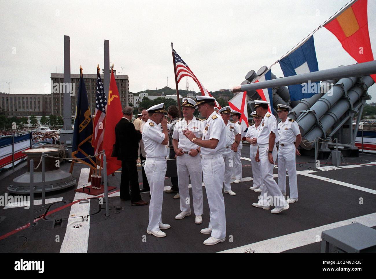 L'amiral Charles R. Larson, au centre, commandant en CHEF de la US Pacific Fleet, fait des gestes en parlant avec deux autres officiers supérieurs à bord du croiseur de missiles guidé USS PRINCETON (CG 59). Le PRINCETON et la frégate de missiles guidés USS REUBEN JAMES (FFG 57) sont venus à Vladivostok pour une visite de bonne volonté de quatre jours. Base: Vladivostok État: Sibérie pays: U.S.R. (DIM) Banque D'Images