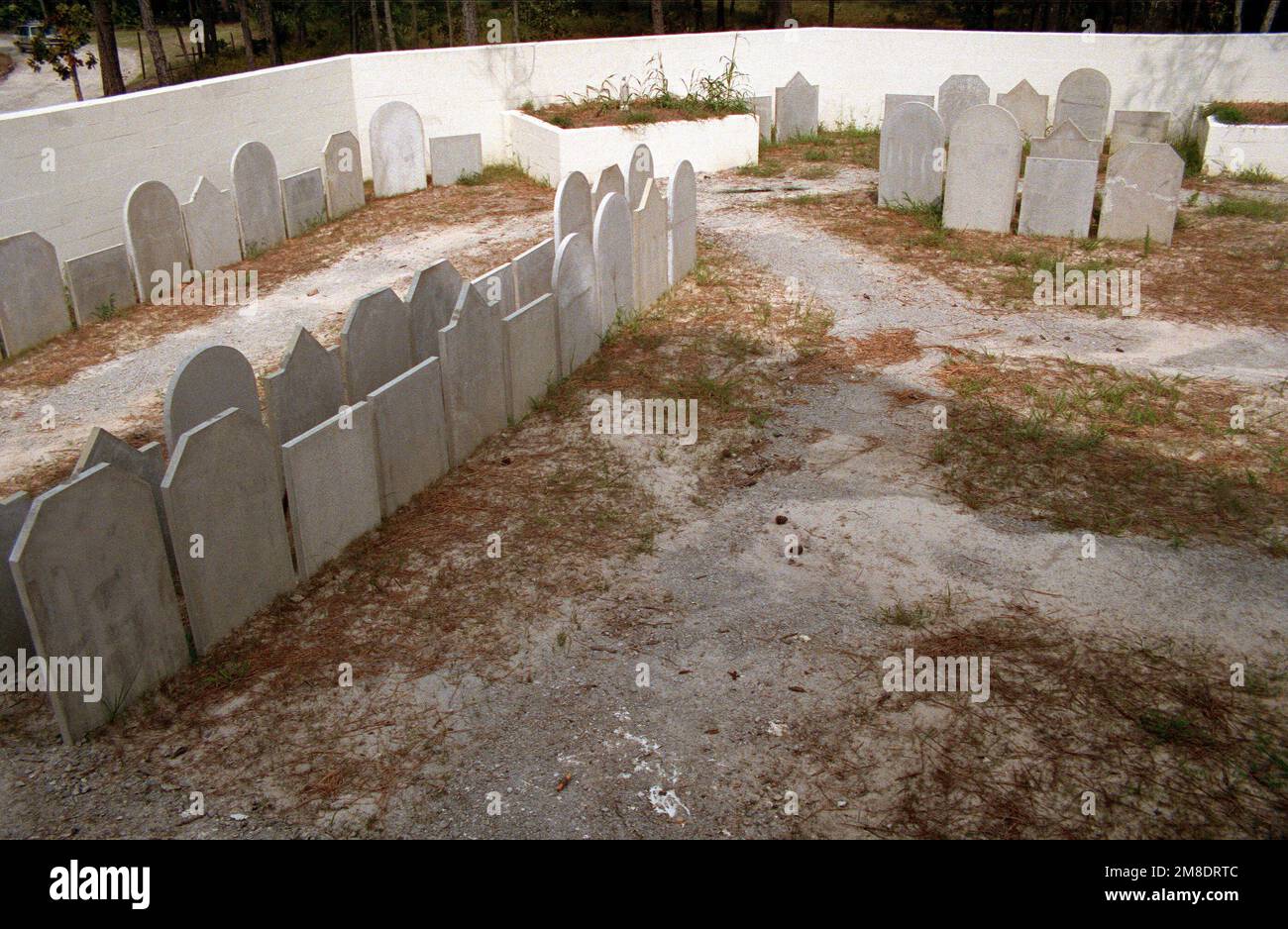 Une vue du cimetière derrière l'église dans le village de combat à l'installation d'entraînement collectif des opérations militaires en terrain urbain (MOUT). Base : base du corps marin, Camp Lejeune État : Caroline du Nord (NC) pays : États-Unis d'Amérique (USA) Banque D'Images