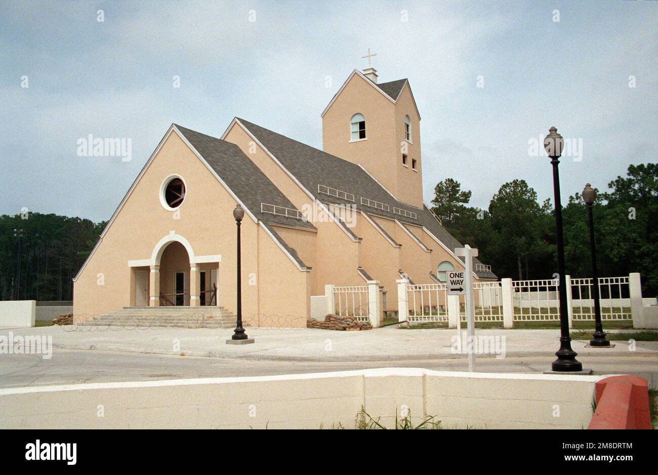 Vue sur l'église du village de combat à l'installation d'entraînement collectif des opérations militaires en terrain urbain (MOUT). Base : base du corps marin, Camp Lejeune État : Caroline du Nord (NC) pays : États-Unis d'Amérique (USA) Banque D'Images