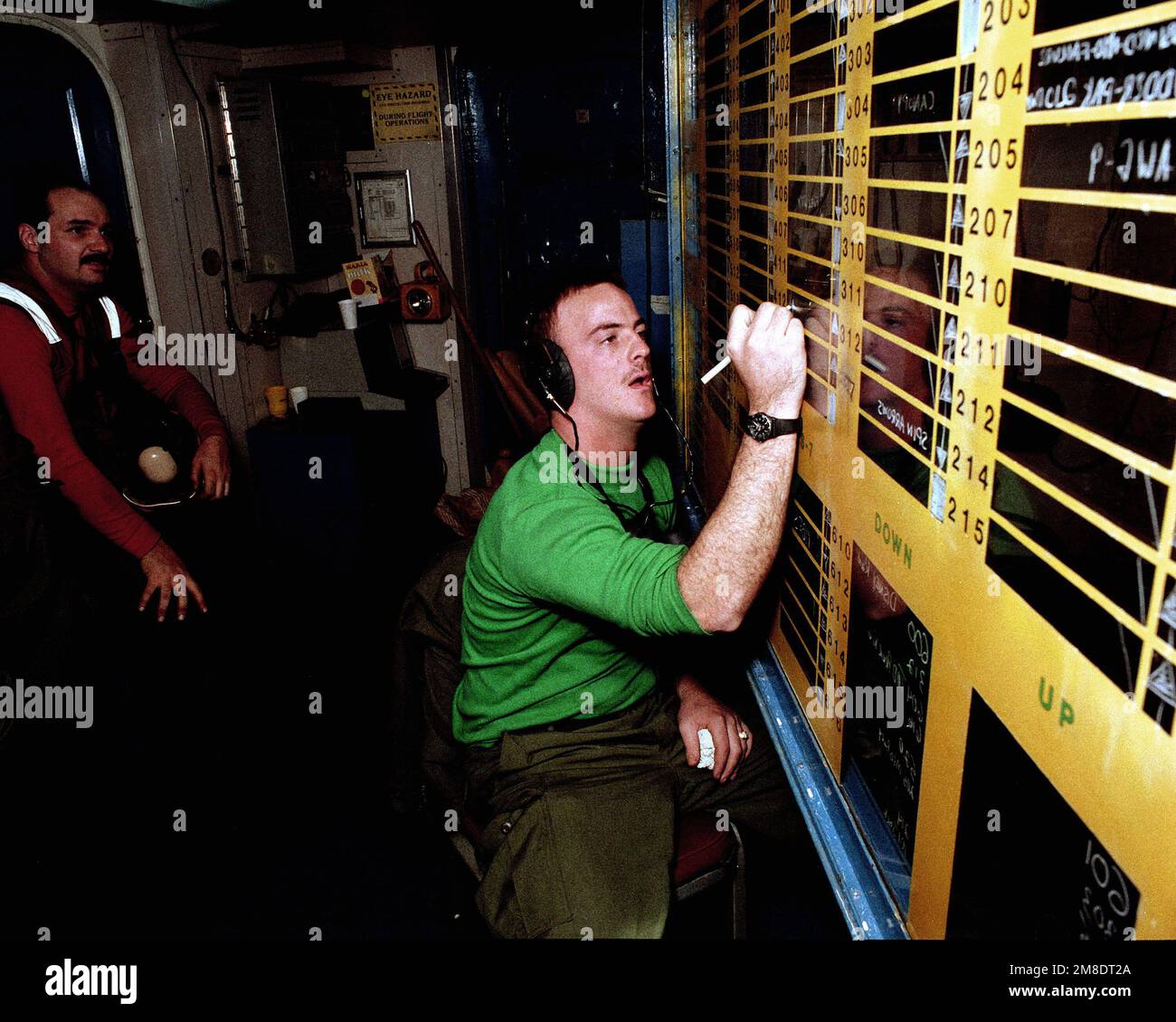 Un membre de l'équipage met à jour une carte d'état de l'aéronef à bord du porte-avions USS JOHN F. KENNEDY (CV 67). Base : USS John F. Kennedy (CV 67) Banque D'Images