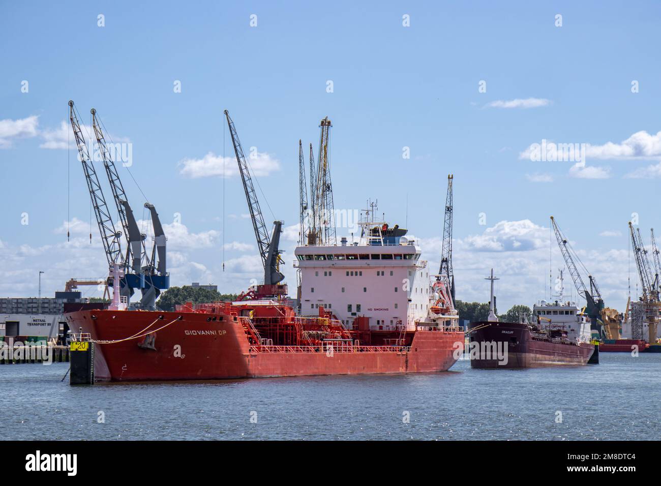 Scène du port de Rotterdam avec les navires-citernes Giovanni DP et Oracliff, à la fois pétrolier et chimique, Rotterdam, Hollande-Méridionale, pays-Bas, Europe Banque D'Images