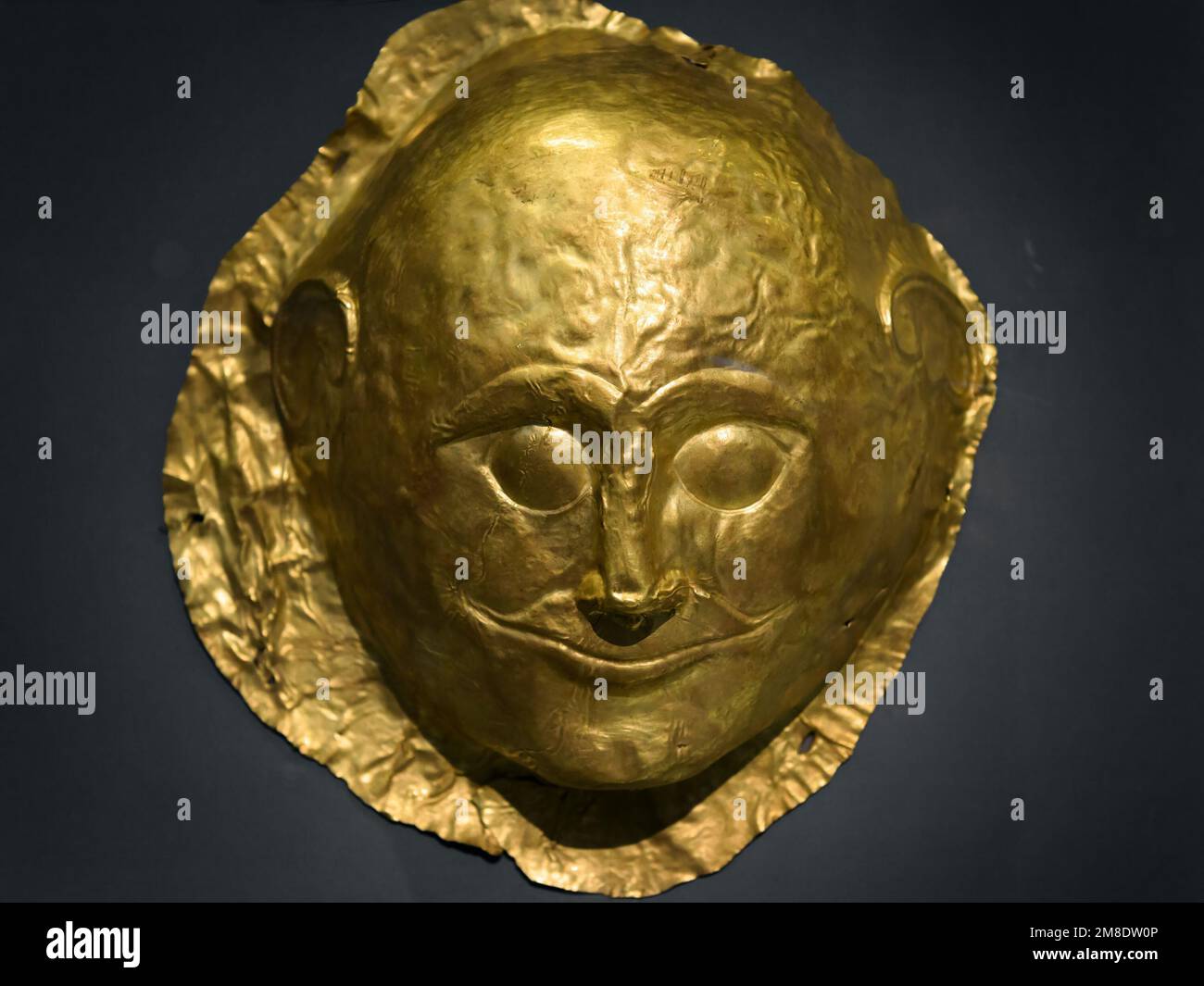 Athènes - 7 mai 2018 : artefact en or, masque des Mycènes grecs anciens au Musée archéologique national d'Athènes, Grèce. Thème du Trésor, histoire, Banque D'Images