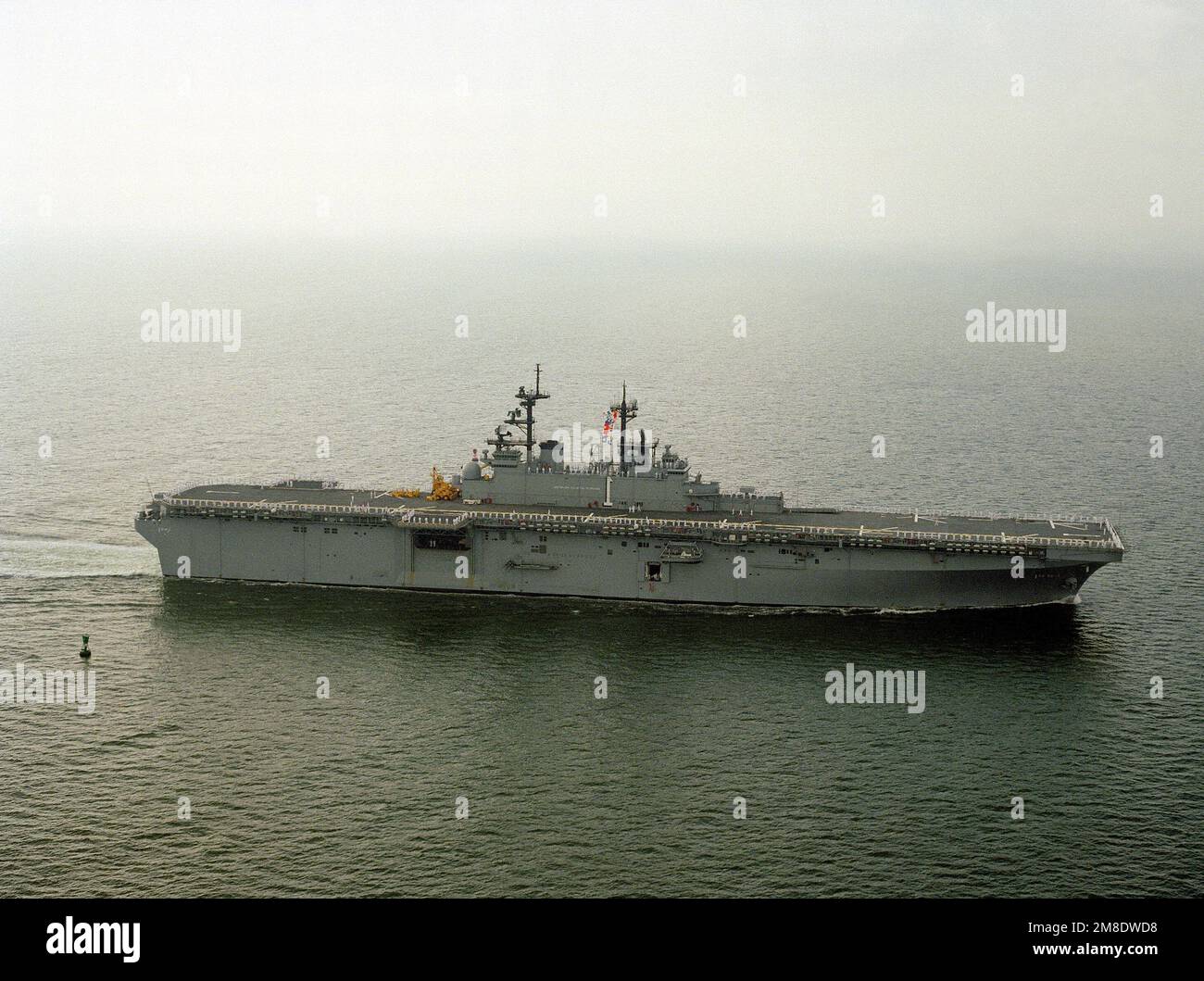 Vue sur le port du navire d'assaut amphibie USS WASP (LHD 1) en cours avec des membres de l'équipage qui sont en train de s'occuper des rails. Pays : inconnu Banque D'Images