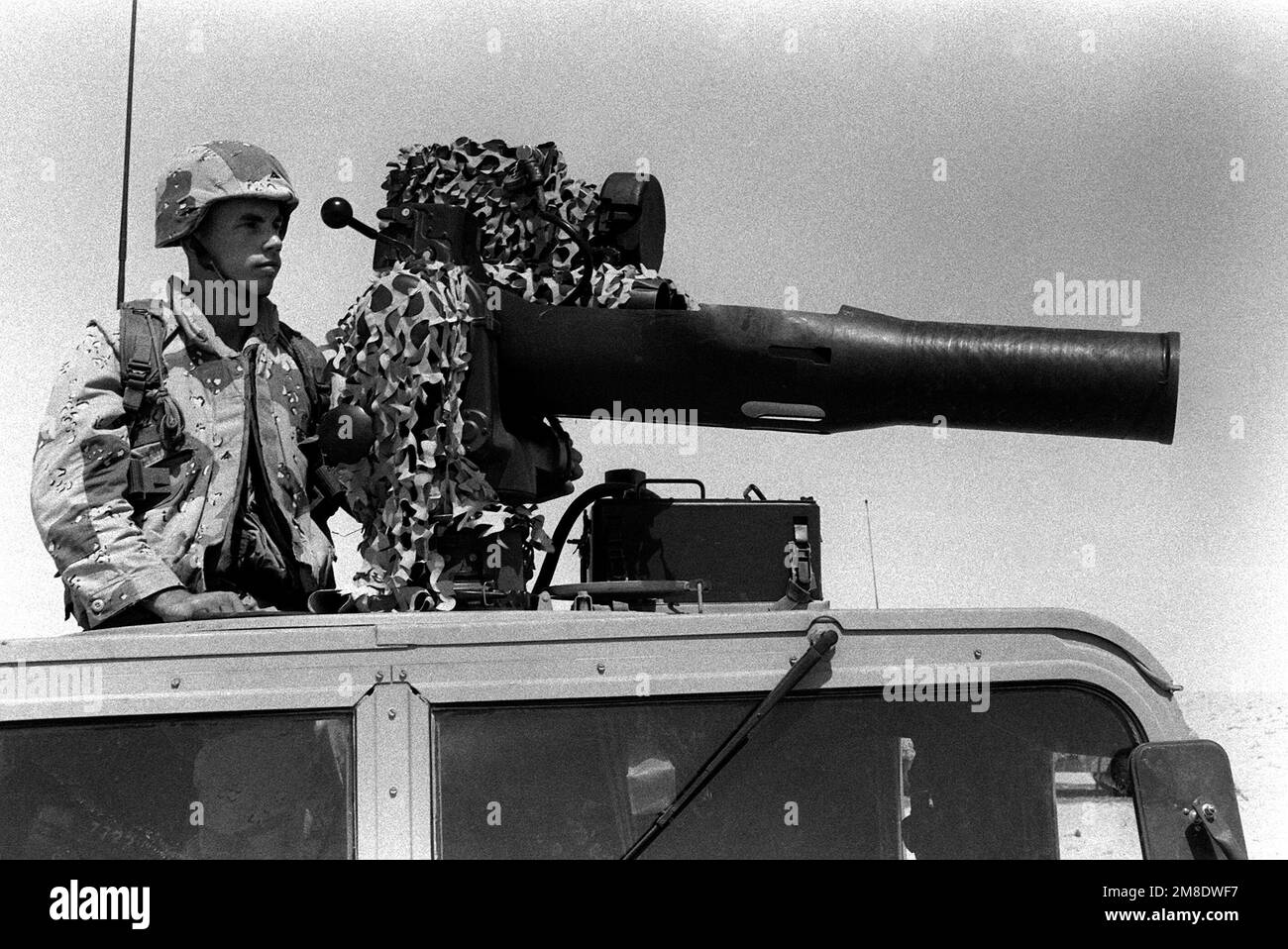 Lance CPL. K. L. Kniskeran de TOW Company, 3rd Tank Battalion, effectue un auto-test sur une ARME anti-tank REMORQUÉE à tube 2, à guidage optique, montée sur un véhicule à roues polyvalent haute mobilité (HMMVW) M998 pendant l'opération Desert Shield. Objet opération/série : BOUCLIER DU DÉSERT pays : Arabie saoudite (SAU) Banque D'Images Lance CPL. K. L. Kniskeran de TOW Company, 3rd Tank Battalion, effectue un auto-test sur une ARME anti-tank REMORQUÉE à tube 2, à guidage optique, montée sur un véhicule à roues polyvalent haute mobilité (HMMVW) M998 pendant l'opération Desert Shield. Objet opération/série : BOUCLIER DU DÉSERT pays : Arabie saoudite (SAU) Banque D'Images