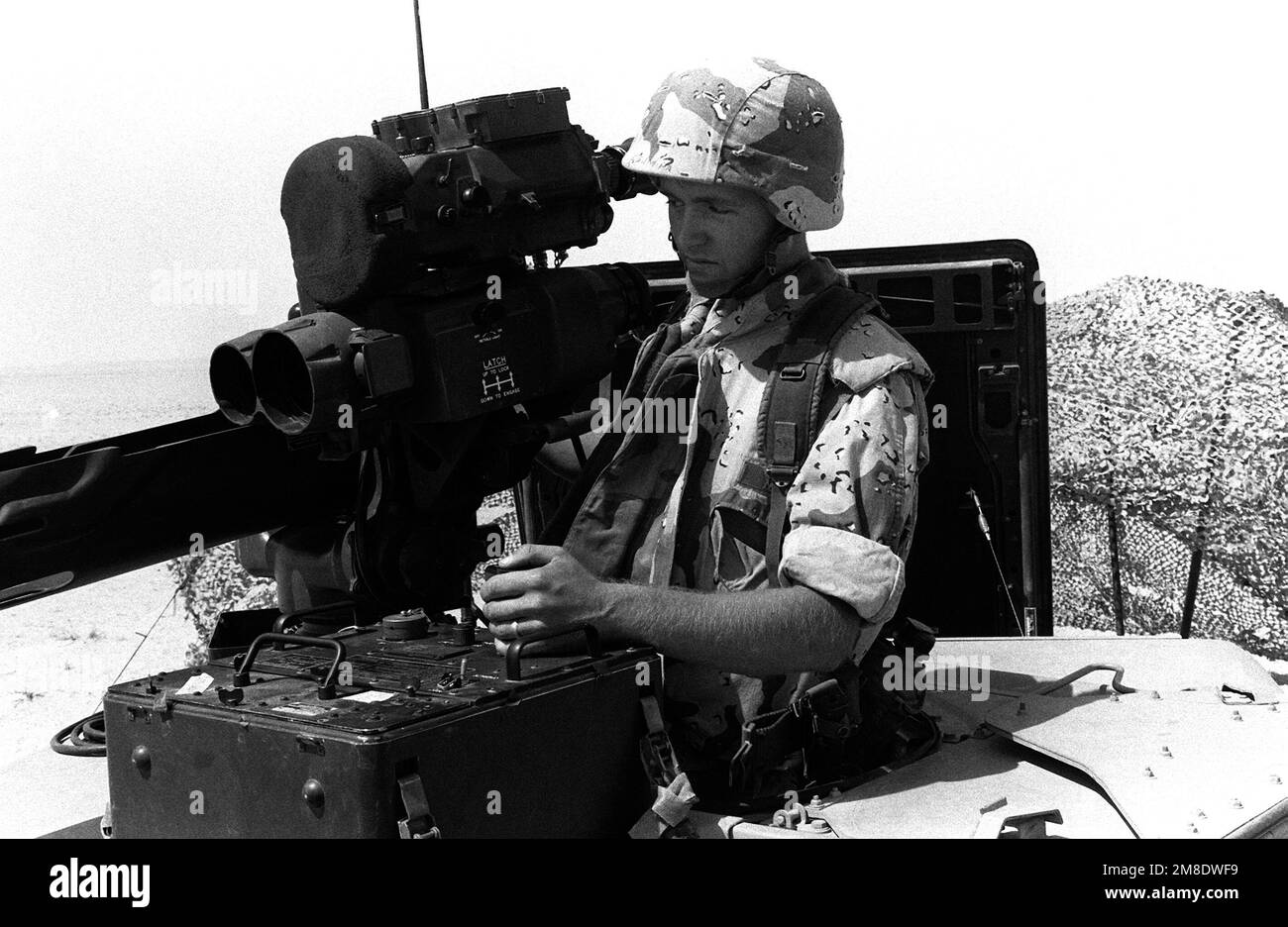 Lance CPL. K. M. Grannes, de LA COMPAGNIE DE REMORQUAGE, 3rd Tank Battalion, utilise le système de guidage de missiles pour effectuer un auto-test sur une ARME antichar DE REMORQUAGE 2 à tube, à suivi optique, guidée par fil pendant l'opération Desert Shield. Objet opération/série : BOUCLIER DU DÉSERT pays : Arabie saoudite (SAU) Banque D'Images