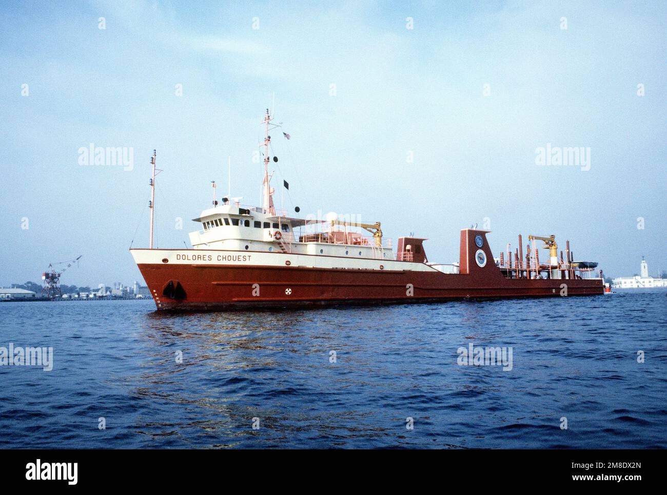 Le navire de soutien civil DOLORES CHOUEST occupe sa position dans la baie comme les États-Unis La TORTUE marine (DSV 3) s'approche du puits d'amarrage du navire pendant les sentiers en mer au large de l'île du Nord. Base : San Diego Bay État : Californie (CA) pays : États-Unis d'Amérique (USA) Banque D'Images