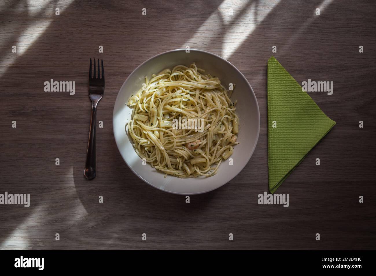 Plat de spaghetti au poisson et aux crevettes Banque D'Images