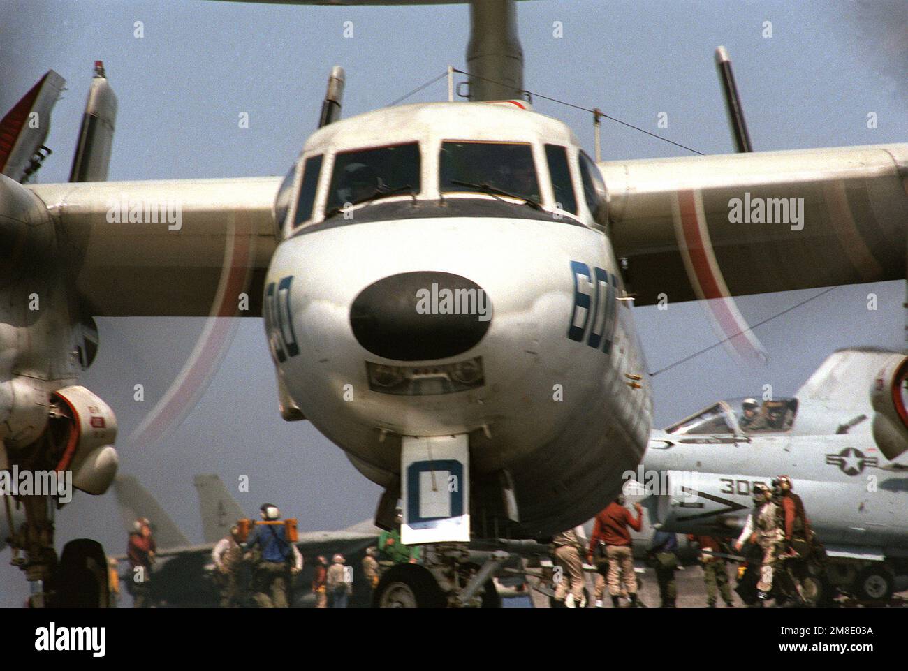 Un avion Hawkeye E-2C du Carrier Airborne Early Warning Squadron 126 (VAW-126) est en position de taxi pour le lancement pendant les opérations de vol à bord du porte-avions USS JOHN F. KENNEDY (CV-67). Le KENNEDY soutient l'opération Desert Shield. Sujet opération/série: BOUCLIER DU DÉSERT pays: Mer Rouge Banque D'Images