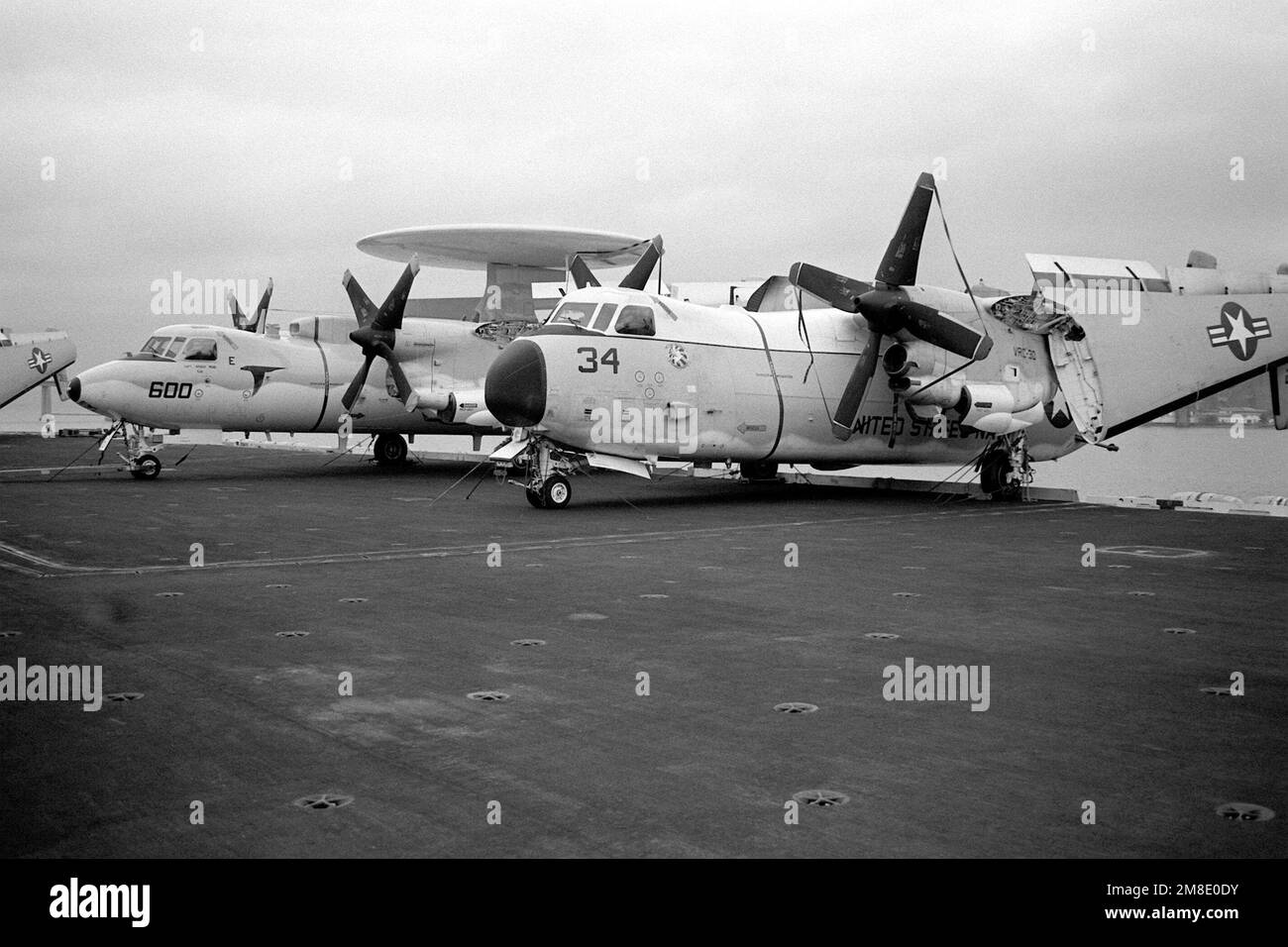 Un aéronef Greyhound C-2 de l'escadron de soutien logistique de la flotte 30 (VRC-30) et un Escadron d'alerte précoce aéroporté de Carrier 117 (VAW-117) E-2C Hawkeye sont à bord d'un ascenseur à bord du porte-avions à propulsion nucléaire USS ABRAHAM LINCOLN (CVN-72). Base: Rio de Janeiro pays: Brésil (BRA) Banque D'Images