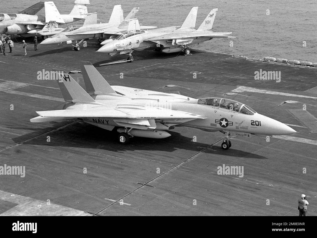 A Fighter Squadron 213 (VF-213) F-14A Tomcat avion taxi à la position de lancement sur le pont de vol du porte-avions à propulsion nucléaire USS ABRAHAM LINCOLN (CVN-72). Pays: Océan Atlantique (AOC) Banque D'Images