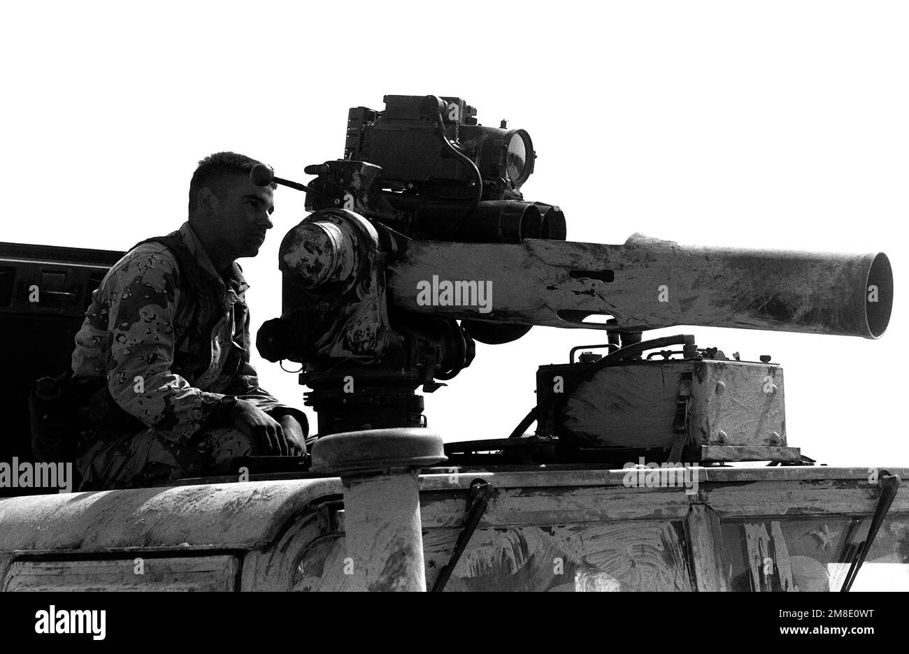 Une Marine est assise derrière l'arme anti-réservoir à guidage par câble ET À bord d'un TUBE TOW-2 montée sur le toit d'un véhicule à roues polyvalent haute mobilité M998 (HMMWV) pendant l'opération Desert Shield. Objet opération/série : BOUCLIER DU DÉSERT pays : Arabie saoudite (SAU) Banque D'Images Une Marine est assise derrière l'arme anti-réservoir à guidage par câble ET À bord d'un TUBE TOW-2 montée sur le toit d'un véhicule à roues polyvalent haute mobilité M998 (HMMWV) pendant l'opération Desert Shield. Objet opération/série : BOUCLIER DU DÉSERT pays : Arabie saoudite (SAU) Banque D'Images