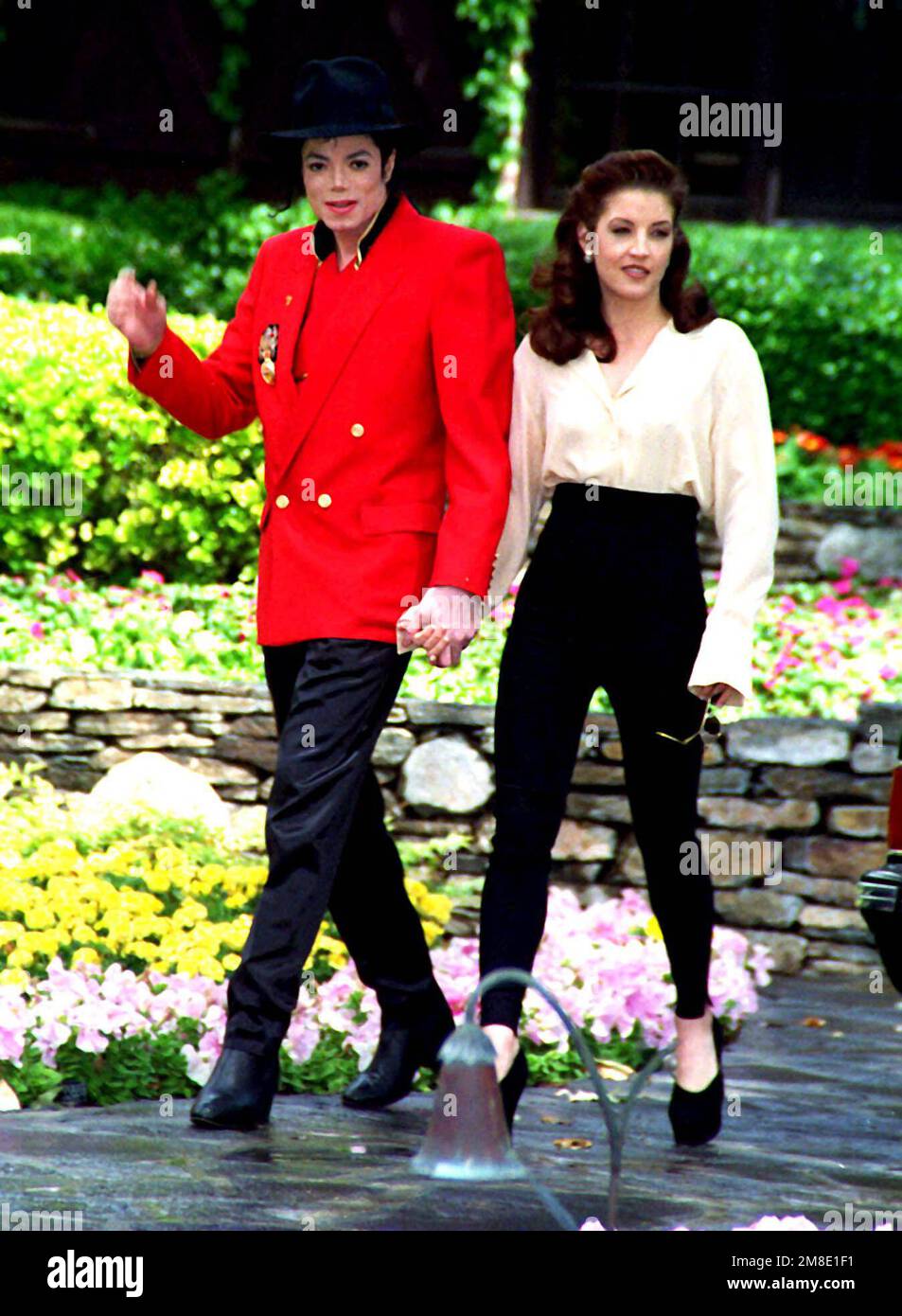 18 avril 1995, Los Angeles, Californie, Etats-Unis: MICHAEL JACKSON et sa femme LISA MARIE PRESLEY au ranch de Neverland en Californie. Il a ouvert le ranch à des centaines d'enfants soutenus par sa charité ''World Children''. (Credit image: © Globe photos/ZUMA Wire) USAGE ÉDITORIAL SEULEMENT! Non destiné À un usage commercial ! Banque D'Images