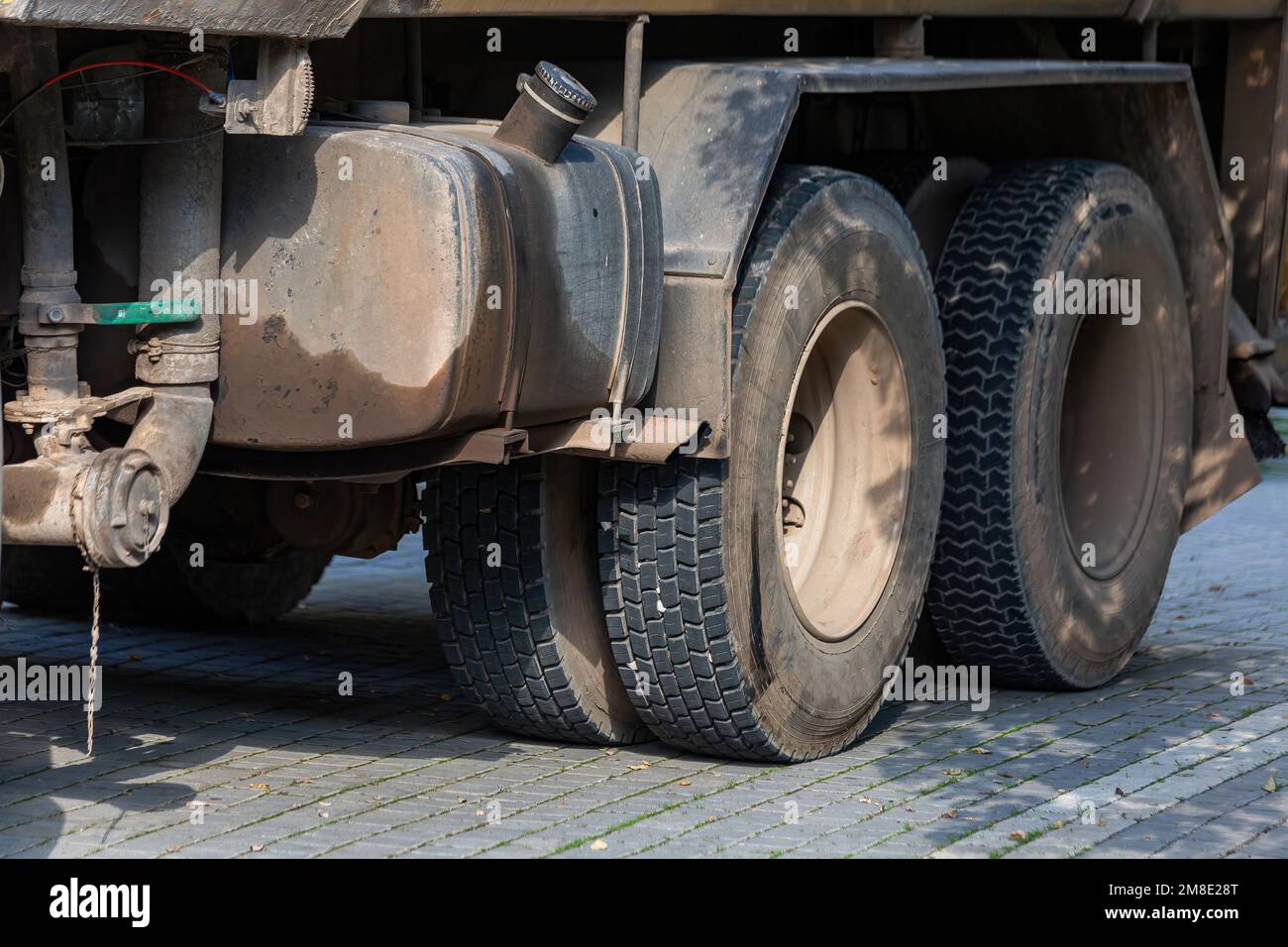 Réservoir de carburant et pneus d'un ancien chariot. Banque D'Images