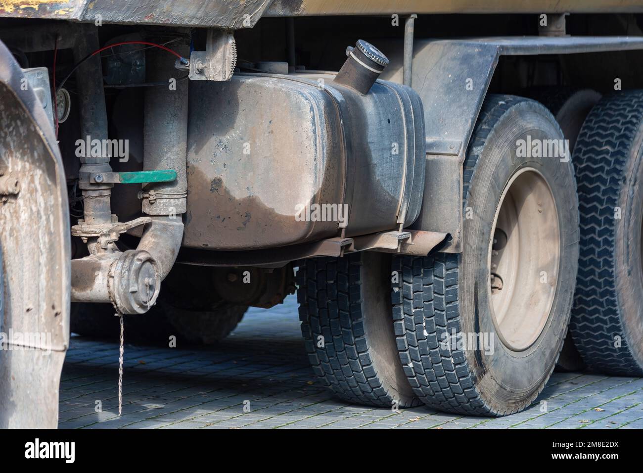 Réservoir de carburant et pneus d'un ancien chariot. Banque D'Images
