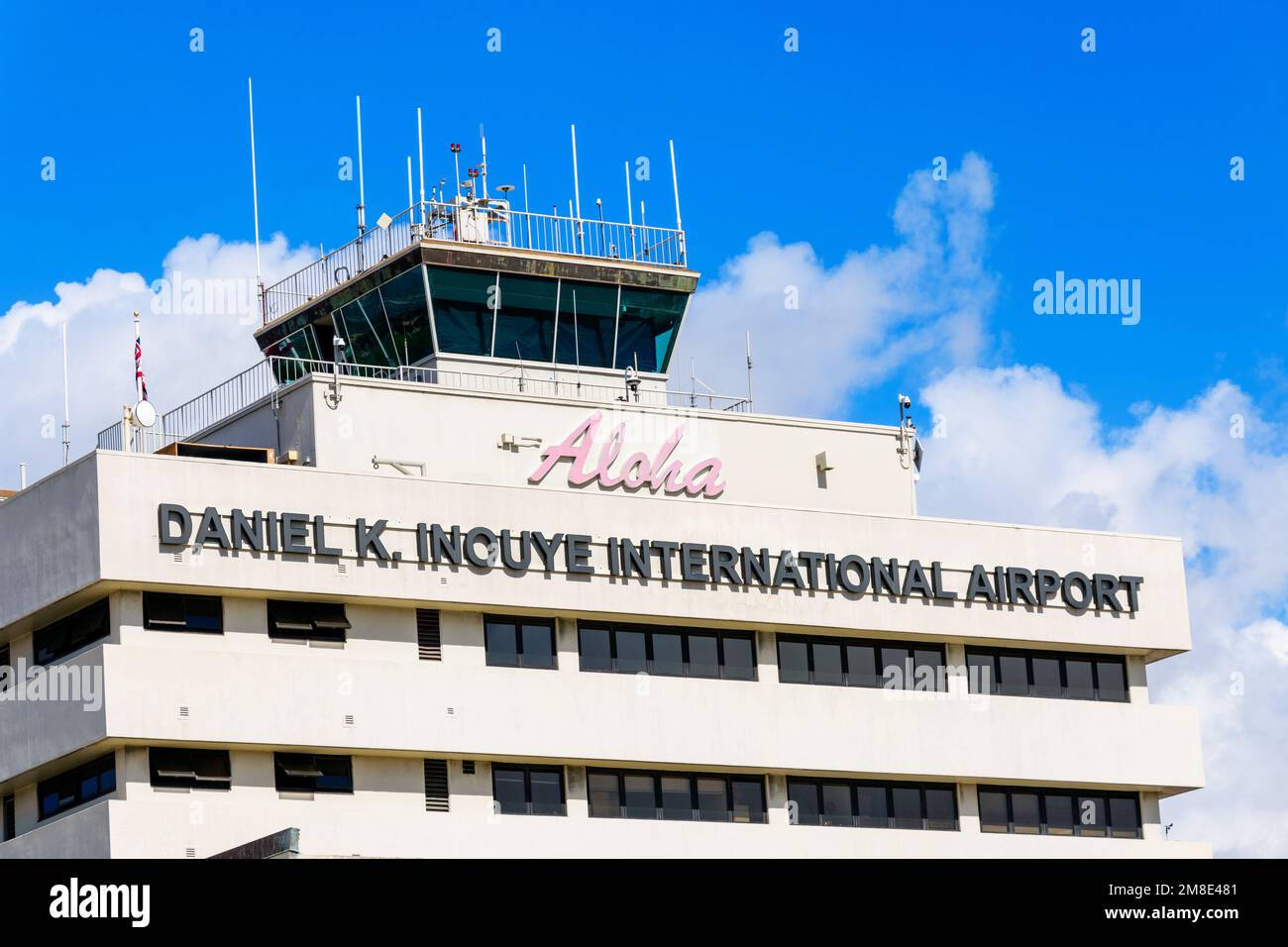 Panneau de l'aéroport international Daniel K. Inouye sur la façade de la tour de l'aéroport international HNL d'Honolulu. - Honolulu, Hawaii, Etats-Unis - 2022 Banque D'Images
