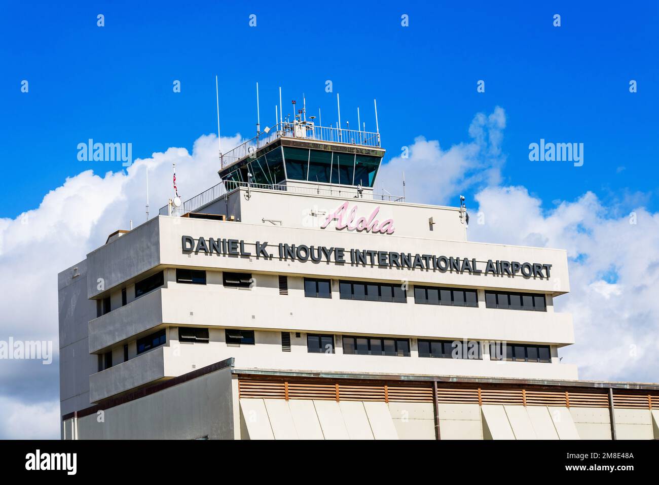 Panneau de l'aéroport international Daniel K. Inouye sur la façade de la tour de l'aéroport international HNL d'Honolulu. - Honolulu, Hawaii, Etats-Unis - 2022 Banque D'Images