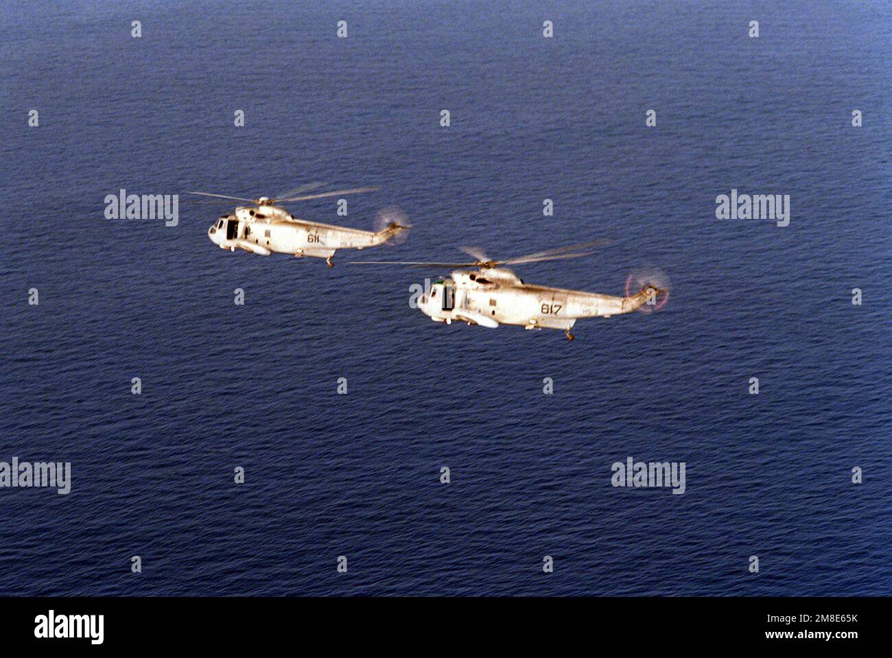 Deux hélicoptères l'escadron anti-sous-marin 3 (HS-3) SH-3H Sea King survole les eaux du golfe tout en menant un entraînement pendant l'opération Desert Shield. HS-3 est basé à bord du porte-avions USS SARATOGA (CV-60). Sujet opération/série: BOUCLIER DU DÉSERT pays: Inconnu Banque D'Images