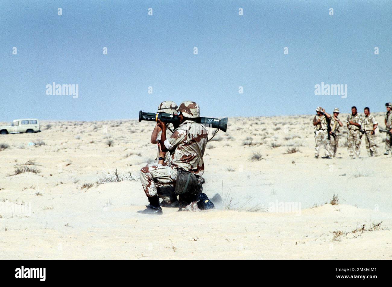 Une Marine du 7th peloton, 1st Force reconnaissance Company, se prépare à tirer une arme anti-char légère AT-4 tout en participant à l'entraînement d'armes à Abu Hydra Range pendant l'opération Desert Shield. Objet opération/série : BOUCLIER DU DÉSERT pays : Arabie saoudite (SAU) Banque D'Images Une Marine du 7th peloton, 1st Force reconnaissance Company, se prépare à tirer une arme anti-char légère AT-4 tout en participant à l'entraînement d'armes à Abu Hydra Range pendant l'opération Desert Shield. Objet opération/série : BOUCLIER DU DÉSERT pays : Arabie saoudite (SAU) Banque D'Images