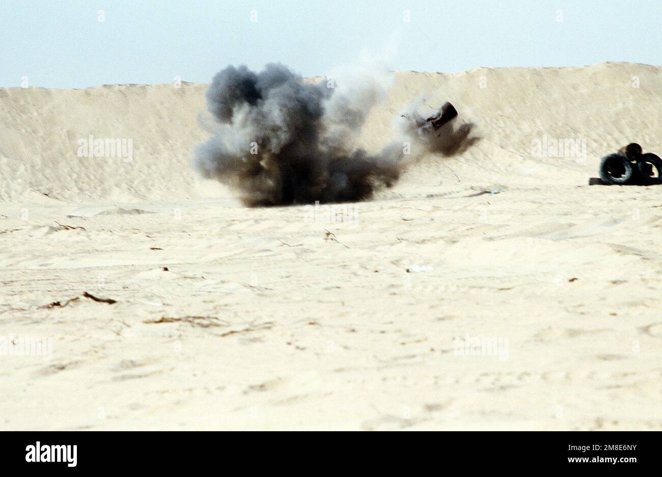 Un tour d'une arme anti-char légère M-72 (LOI) détruit une cible de la gamme Abu Hydra, alors que des Marines du peloton 7th, DE LA COMPAGNIE DE reconnaissance 1st et des soldats britanniques des gardes Dragoon de la Reine conduisent une formation d'armes pendant l'opération Desert Shield. Objet opération/série : BOUCLIER DU DÉSERT pays : Arabie saoudite (SAU) Banque D'Images Un tour d'une arme anti-char légère M-72 (LOI) détruit une cible de la gamme Abu Hydra, alors que des Marines du peloton 7th, DE LA COMPAGNIE DE reconnaissance 1st et des soldats britanniques des gardes Dragoon de la Reine conduisent une formation d'armes pendant l'opération Desert Shield. Objet opération/série : BOUCLIER DU DÉSERT pays : Arabie saoudite (SAU) Banque D'Images