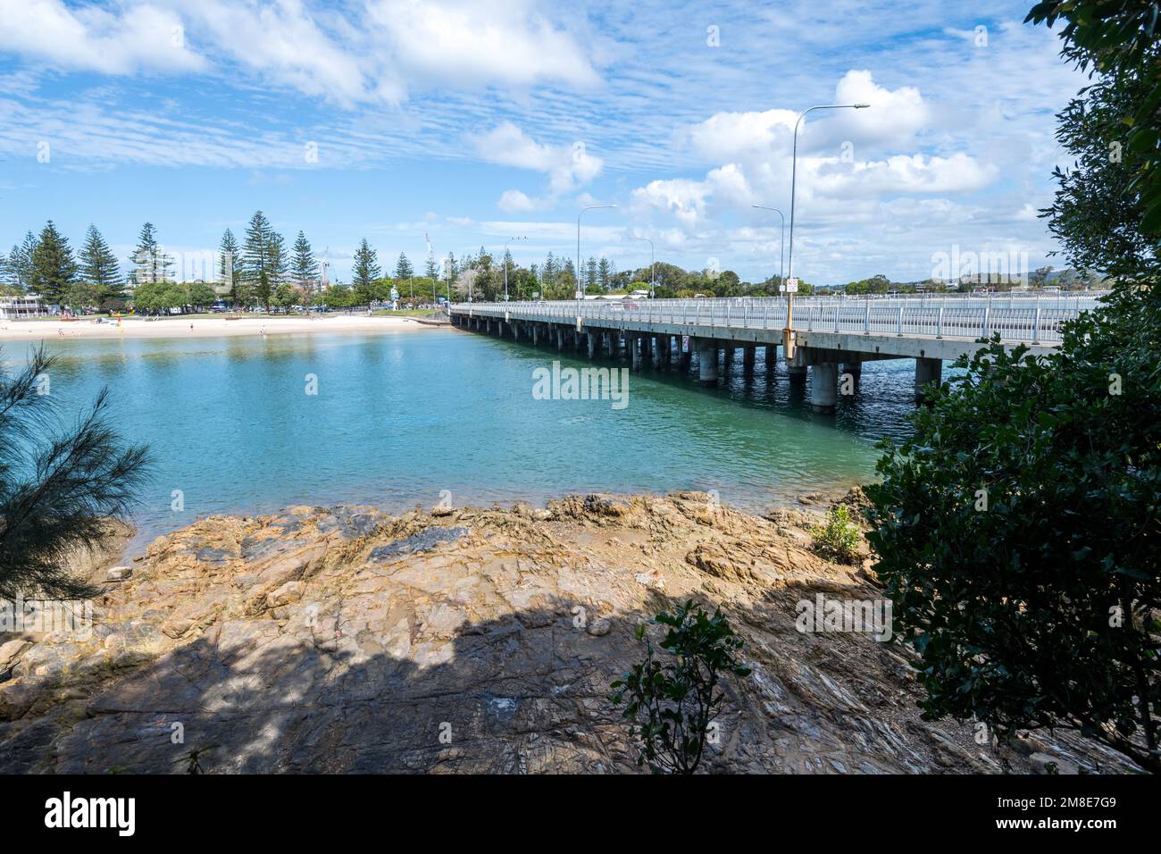 Vue sur les personnes appréciant la belle plage et le parc de Tallebudgera Creek, le pont de Tallebudgera Creek sur une journée ensoleillée avec le ciel bleu Banque D'Images