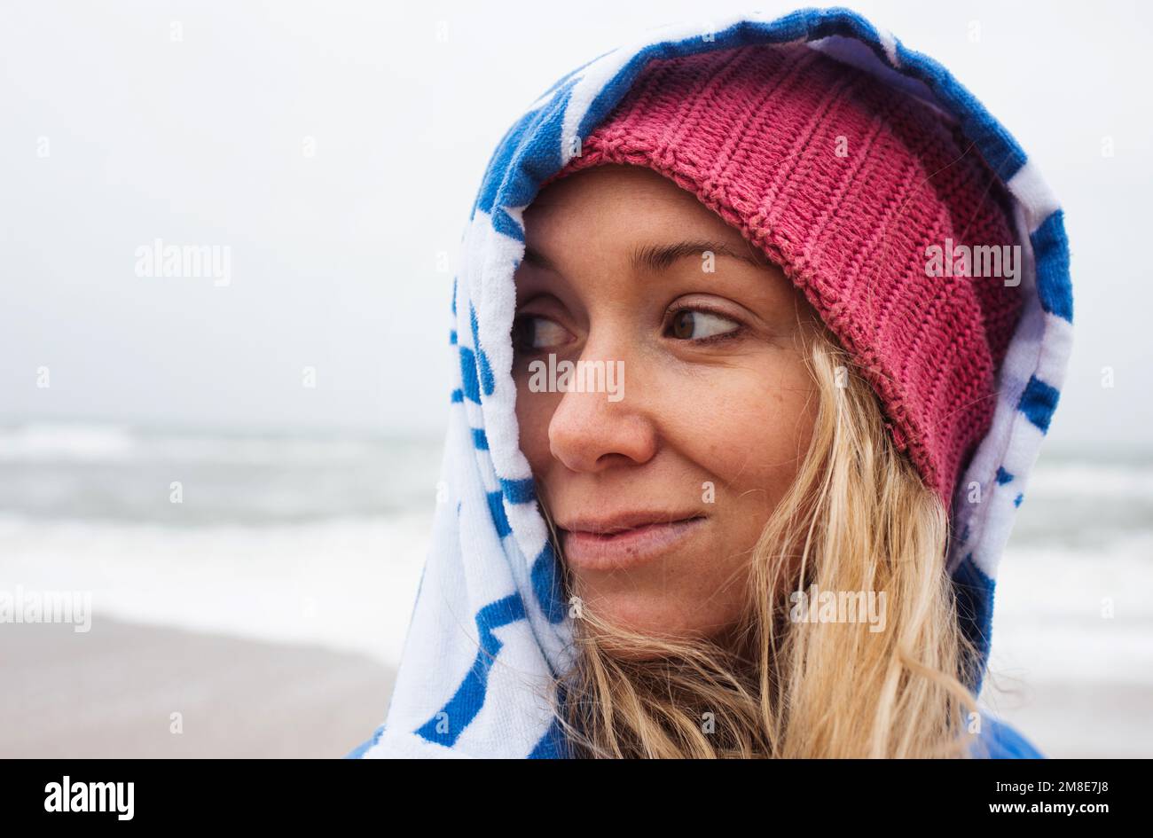 portrait d'une femme dans une serviette après la natation d'eau froide Banque D'Images