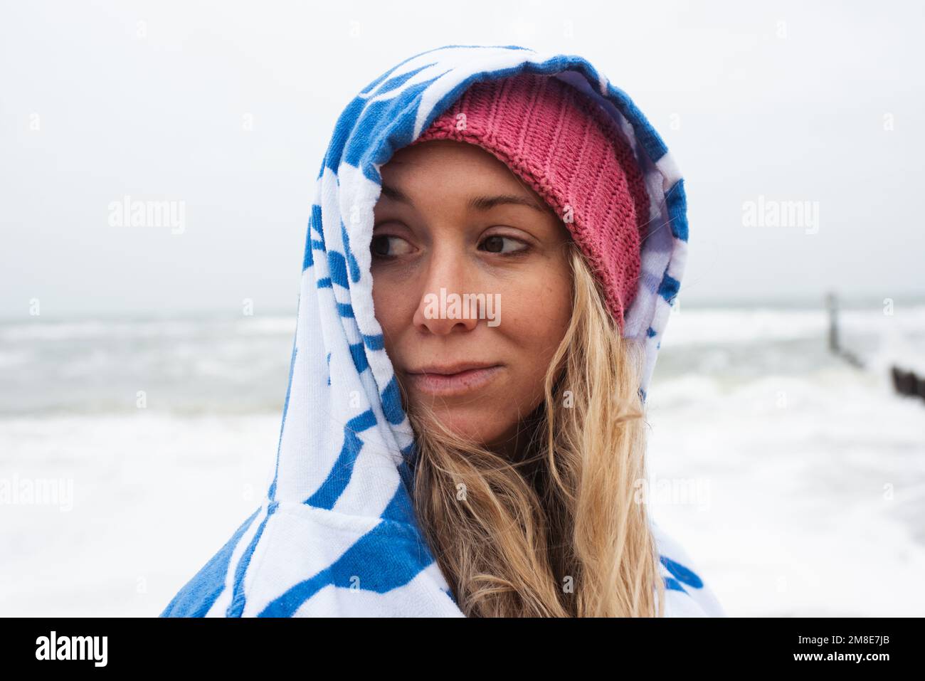 portrait d'une femme dans une serviette après avoir nagé dans l'eau froide dans la mer Banque D'Images