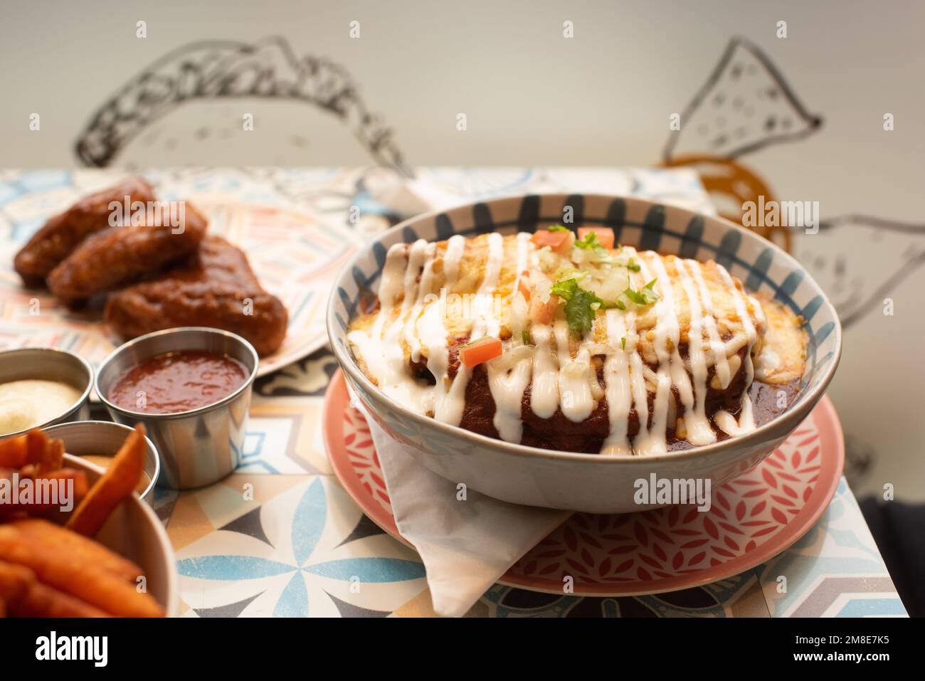 Burrito mexicain avec salsa et ailes de poulet dans un restaurant Banque D'Images