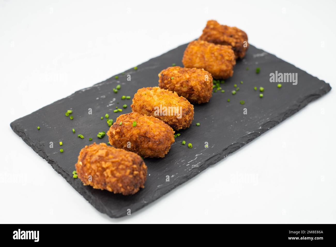 Portion de poulet gastronomique, fruits de mer et croquettes de jambon Banque D'Images