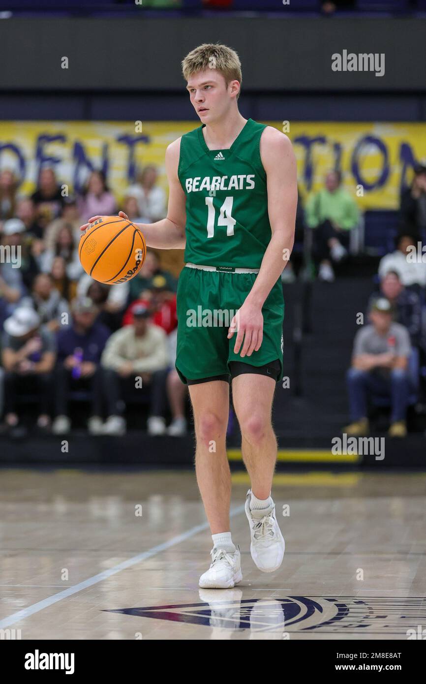 Edmond, OK, États-Unis. 12th janvier 2023. Northwest Missouri State University Bearcats garde Bennett Stirtz (14) dribbles sur le terrain de front pendant le match de basketball masculin de la NCAA entre le Northwest Missouri State University Bearcats et l'Université de Central Oklahoma Bronchos à Hamilton Fieldhouse à Edmond, OK. Ron Lane/CSM/Alamy Live News Banque D'Images