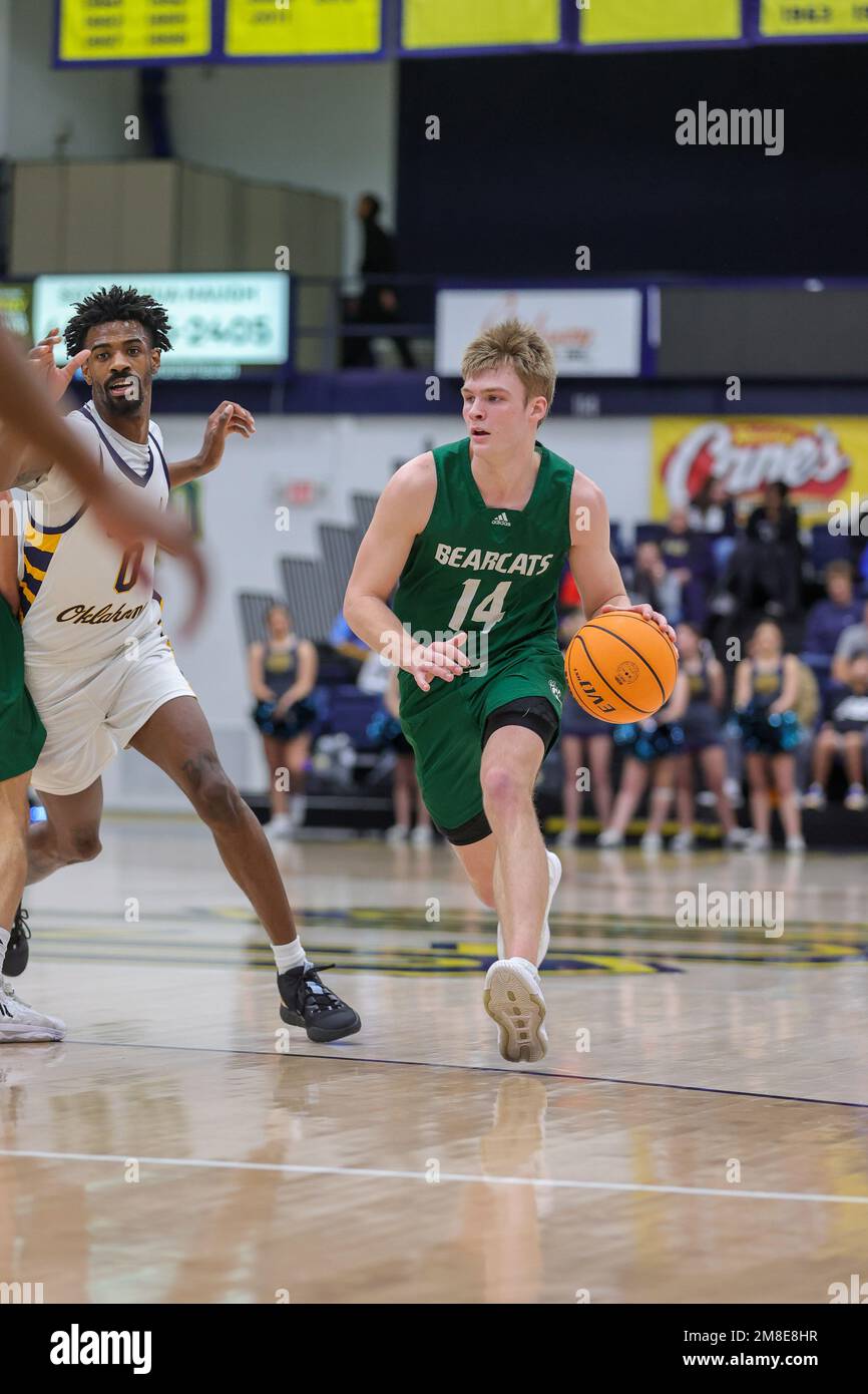 Edmond, OK, États-Unis. 12th janvier 2023. Northwest Missouri State University Bearcats Guard Bennett Stirtz (14) passe devant l'université de l'Oklahoma du Centre Bronchos Guard Curtis Haywood (0) pendant le match de basket-ball NCAA entre les Bearcats de l'université d'État du Missouri du Nord-Ouest et l'université de l'Oklahoma du Centre Bronchos à Hamilton Fieldhouse à Edmond, OK. Ron Lane/CSM/Alamy Live News Banque D'Images
