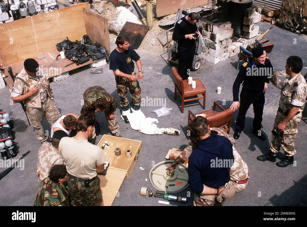 Les plongeurs américains, britanniques et australiens se rassemblent dans leur camp de base après une journée de travail. Les unités américaines et de la coalition EOD dégèle des mines et autres munitions des ports du Koweït après l'opération Desert Storm. Objet opération/série: TEMPÊTE DU DÉSERT base: Frêne Shuaybah pays: Koweït(KWT) Banque D'Images