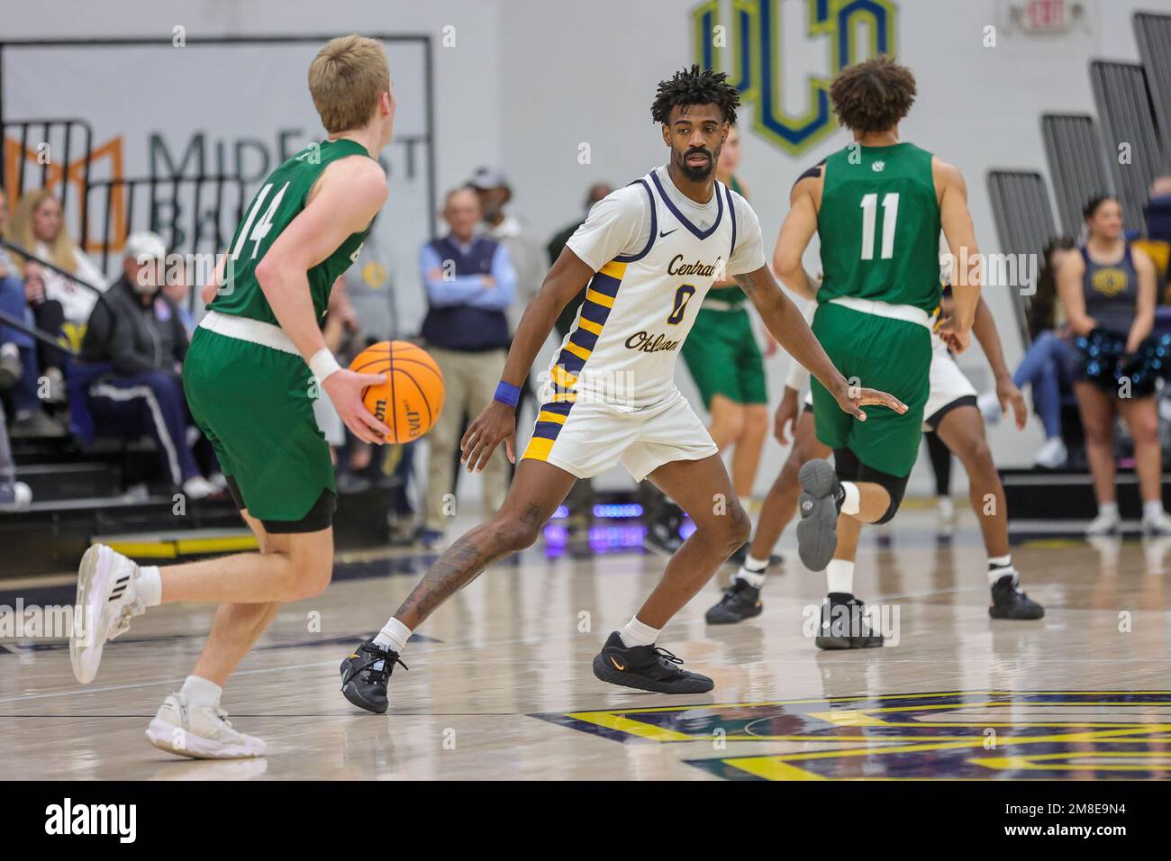 Edmond, OK, États-Unis. 12th janvier 2023. University of Central Oklahoma Bronchos Guard Curtis Haywood (0) défend contre Northwest Missouri State University Bearcats Guard Bennett Stirtz (14) pendant le match de basketball masculin de la NCAA entre les Bearcats de l'université d'État du Missouri du Nord-Ouest et l'université de Central Oklahoma Bronchos à Hamilton Fieldhouse à Edmond, OK. Ron Lane/CSM/Alamy Live News Banque D'Images