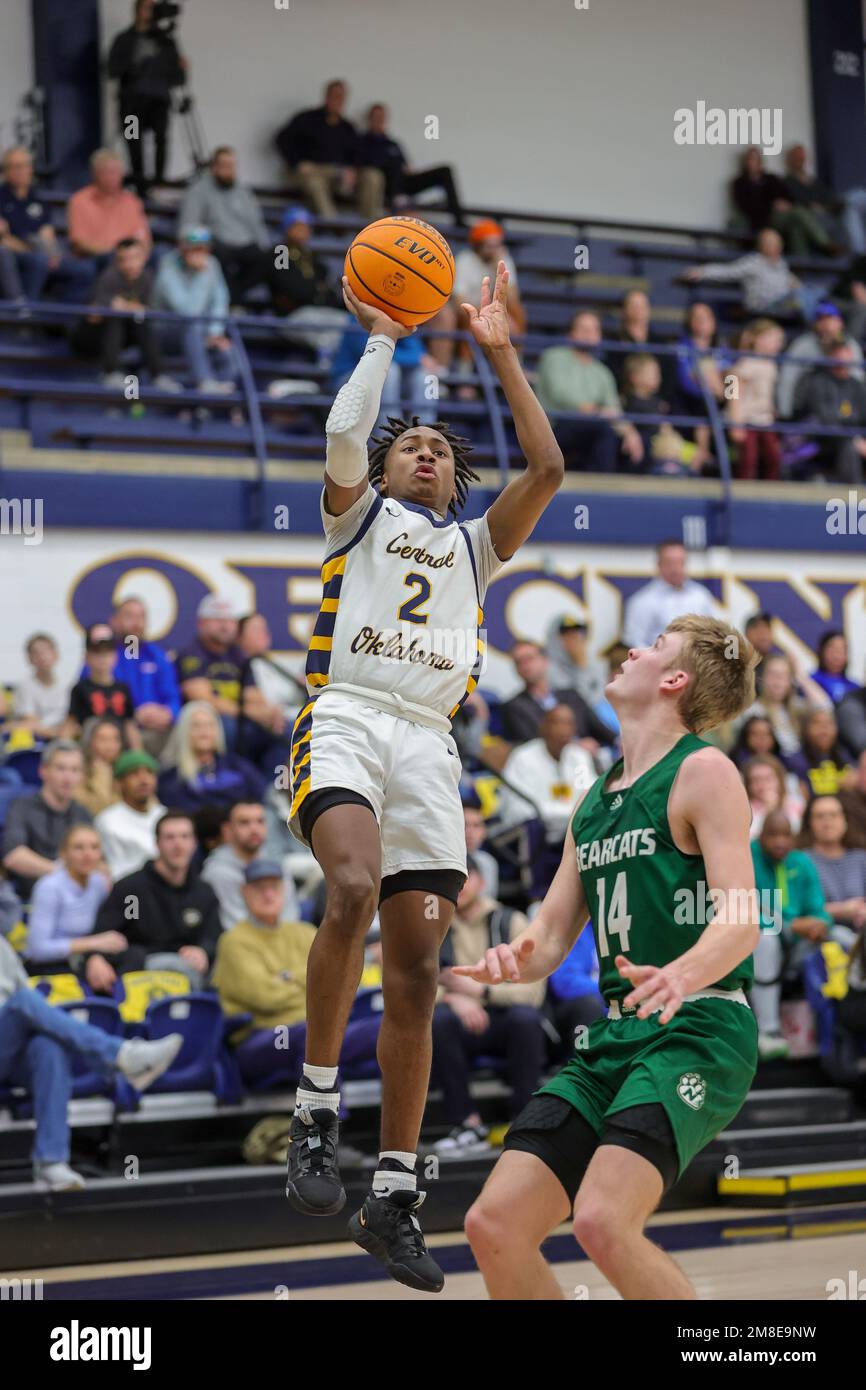 JJanuary 12, 2023 : University of Central Oklahoma Bronchos garde Jaden Wells (2) avec un coup de feu sur Northwest Missouri State University Bearcats garde Bennett Stirtz (14) pendant le match de basket-ball NCAA masculin entre les Bearcats de l'université d'État du Missouri du Nord-Ouest et l'université de Central Oklahoma Bronchos à Hamilton Fieldhouse à Edmond, OK. Ron Lane/CSM Banque D'Images