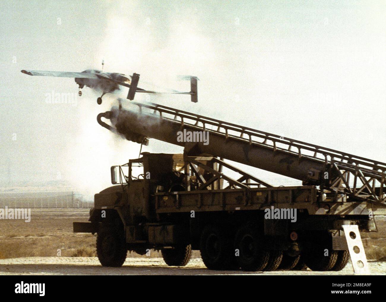 Un véhicule piloté à distance Pioneer (RPV) est catapulté à partir d'un rail de lancement monté sur un camion M-814 5 tonnes. Le RPV est testé pour l'opération Desert Shield. Objet opération/série : BOUCLIER DU DÉSERT pays : Arabie saoudite (SAU) Banque D'Images