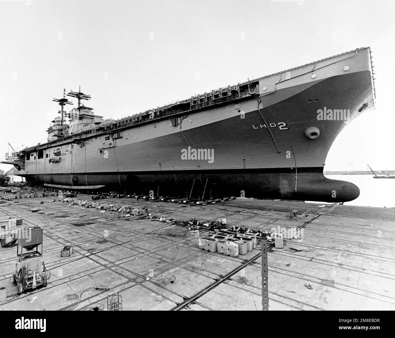 Un arc à tribord du navire d'assaut AMPHIBIE ESSEX (LHD-2) qui est déplacé vers un quai flottant sec pour le lancement à Ingalls Shipbuilding. Base: Pascagoula État: Mississippi (MS) pays: Etats-Unis d'Amérique (USA) Banque D'Images