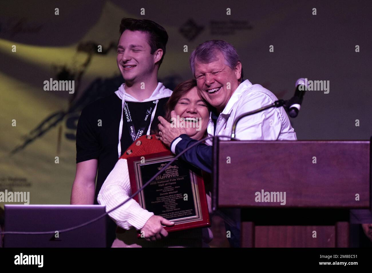 Intronisé au Hall of Fame et entraîneur des Illini de l'Illinois Fighting, Dennis Mitchell parle accompagné de son épouse Cindy Mitchell lors de la séance d'ouverture de l'UCS S. Banque D'Images