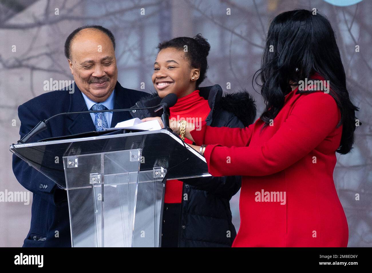 Boston, ma, États-Unis. 13th janvier 2023. Martin Luther King III, Yolanda Renee King et Arndrea Waters King lors du dévoilement de la sculpture « The Embrace » au Boston Common on 13 janvier 2023. Crédit : Katy Rogers/Media Punch/Alamy Live News Banque D'Images