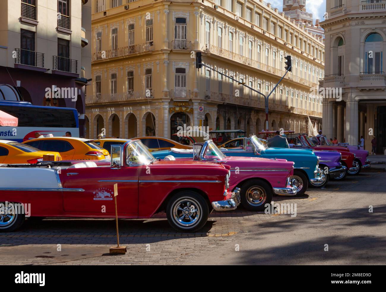 Classic American voitures utilisées comme taxis, connu localement sous le nom de 'almendrones" à La Havane, Cuba. Banque D'Images