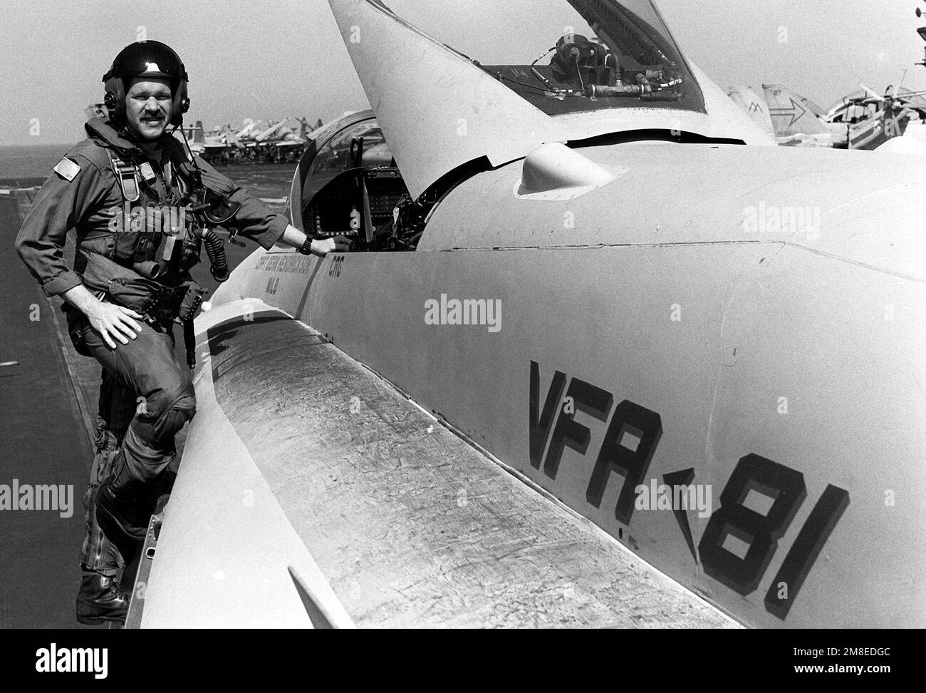 LT. CMDR. Mark Fox de Strike Fighter Squadron 81 (VFA-81) est assis dans le poste de pilotage de l'avion F/A-18C Hornet qu'il volait lorsqu'il est devenu le premier pilote de coalition à abattre un avion MIG irakien pendant l'opération Desert Storm. VFA-81 est basé à bord du porte-avions USS SARATOGA (CV-60). Sujet opération/série: TEMPÊTE DANS LE DÉSERT pays: Mer Rouge Banque D'Images