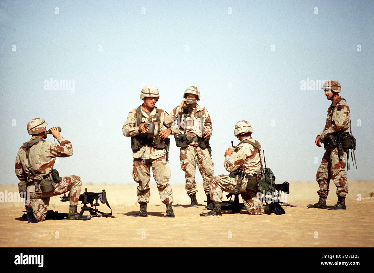 Des soldats de 1st BN., 505th parachute Infantry Regt., 82nd Airborne Dive., prennent une pause-eau tout en effectuant des exercices de mitrailleuses pendant l'opération Desert Shield. Objet opération/série : BOUCLIER DU DÉSERT pays : Arabie saoudite (SAU) Banque D'Images