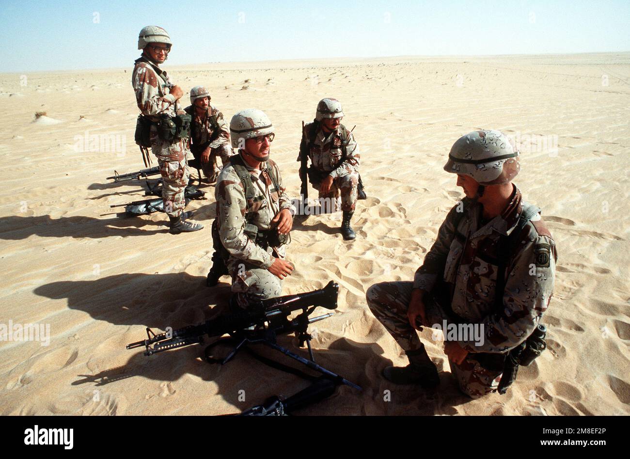 Les soldats de 1st BN., 505th parachute Infantry Regt., 82nd Airborne Dive., font une pause avant d'effectuer des exercices de mitrailleuse M-60A1 pendant l'opération Desert Shield. Objet opération/série : BOUCLIER DU DÉSERT pays : Arabie saoudite (SAU) Banque D'Images