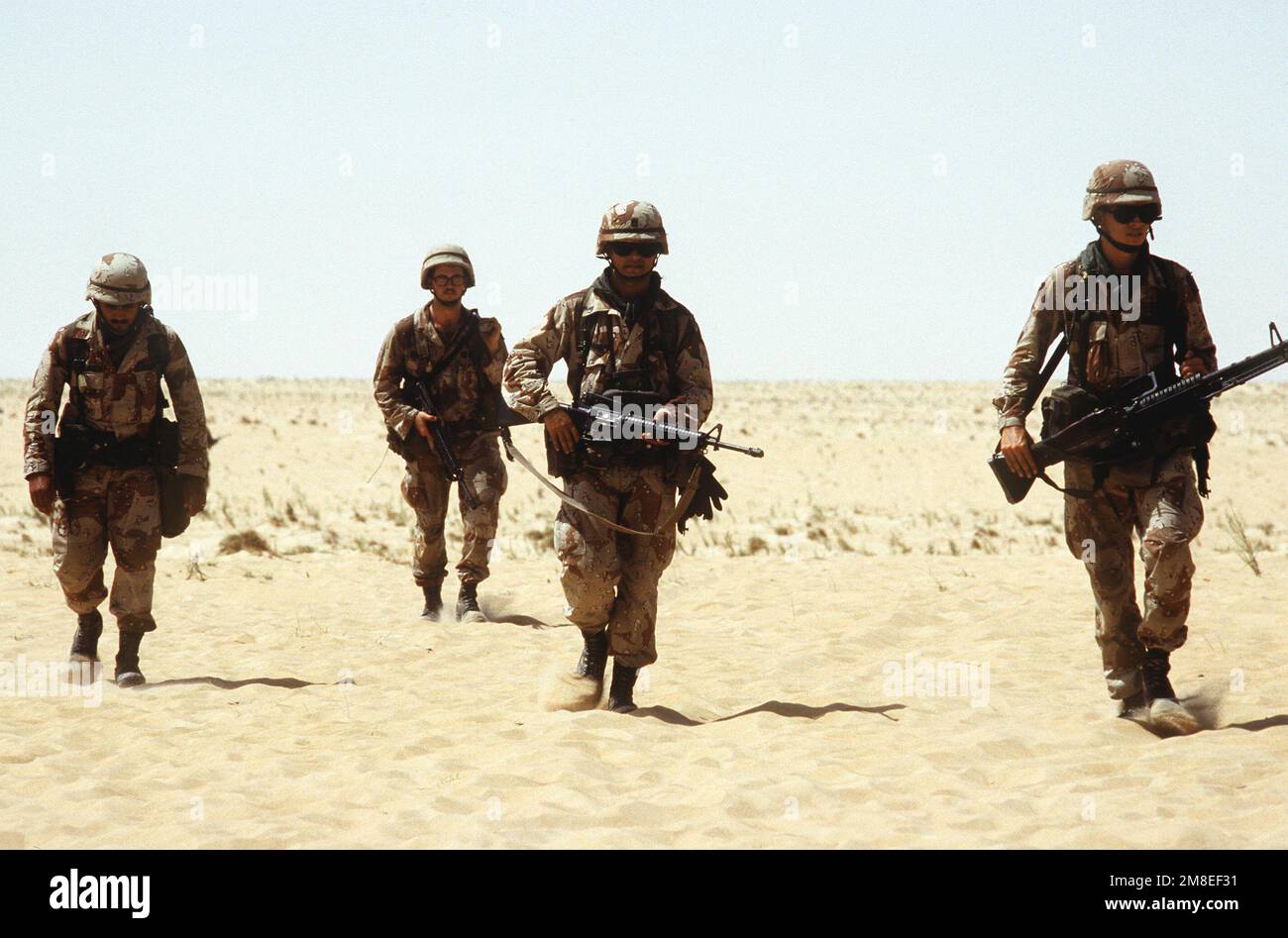 Des soldats de 1st BN., 505th parachute Infantry Regt., 82nd Airborne Dive., traversent une aire d'entraînement pendant qu'ils effectuent des exercices de réaction pendant l'opération Desert Shield. Objet opération/série : BOUCLIER DU DÉSERT pays : Arabie saoudite (SAU) Banque D'Images